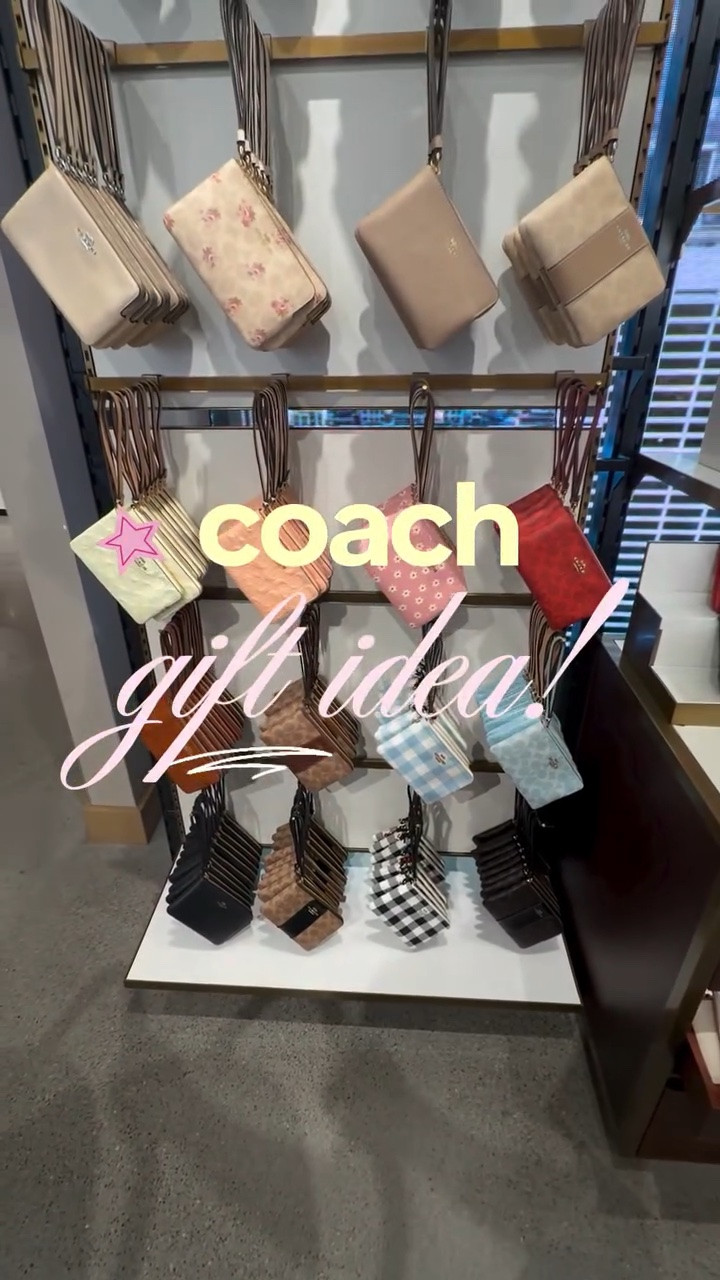 📌 Save this for your next gift ideas! 

#micheleonstyle #coach #giftidea  #coachwristlets