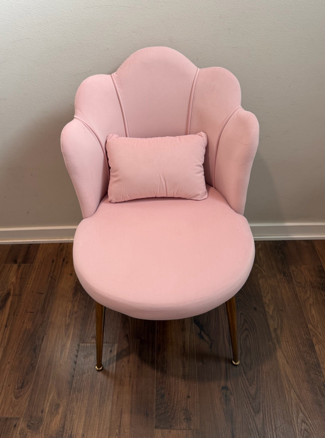 How adorable is this vanity chair! It’s is made of a velvet material. It was super easy to put together! Plus, it’s currently on sale!

#LTKSaleAlert #LTKHome