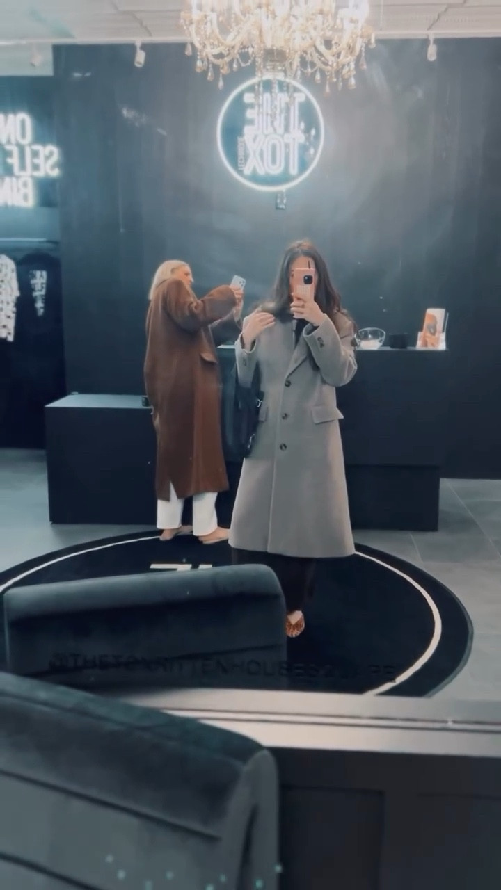 life can be draining.. you should be too 💧 quick mini lunch break at @thetoxrittenhousesquare today to get a little lymphatic drainage going ahead of the weekend 💛 did you know #lymphaticdrainage can help support those of us with #endometriosis by reducing inflammation + water retention, easing bloating, and supporting your body’s natural detox + immune function? anything that helps my body feel a little less inflamed is worth it - if you’re in the Philly area and want to feel snatched, check them out! (dress is Pietro Brunelli Milano 🤎)