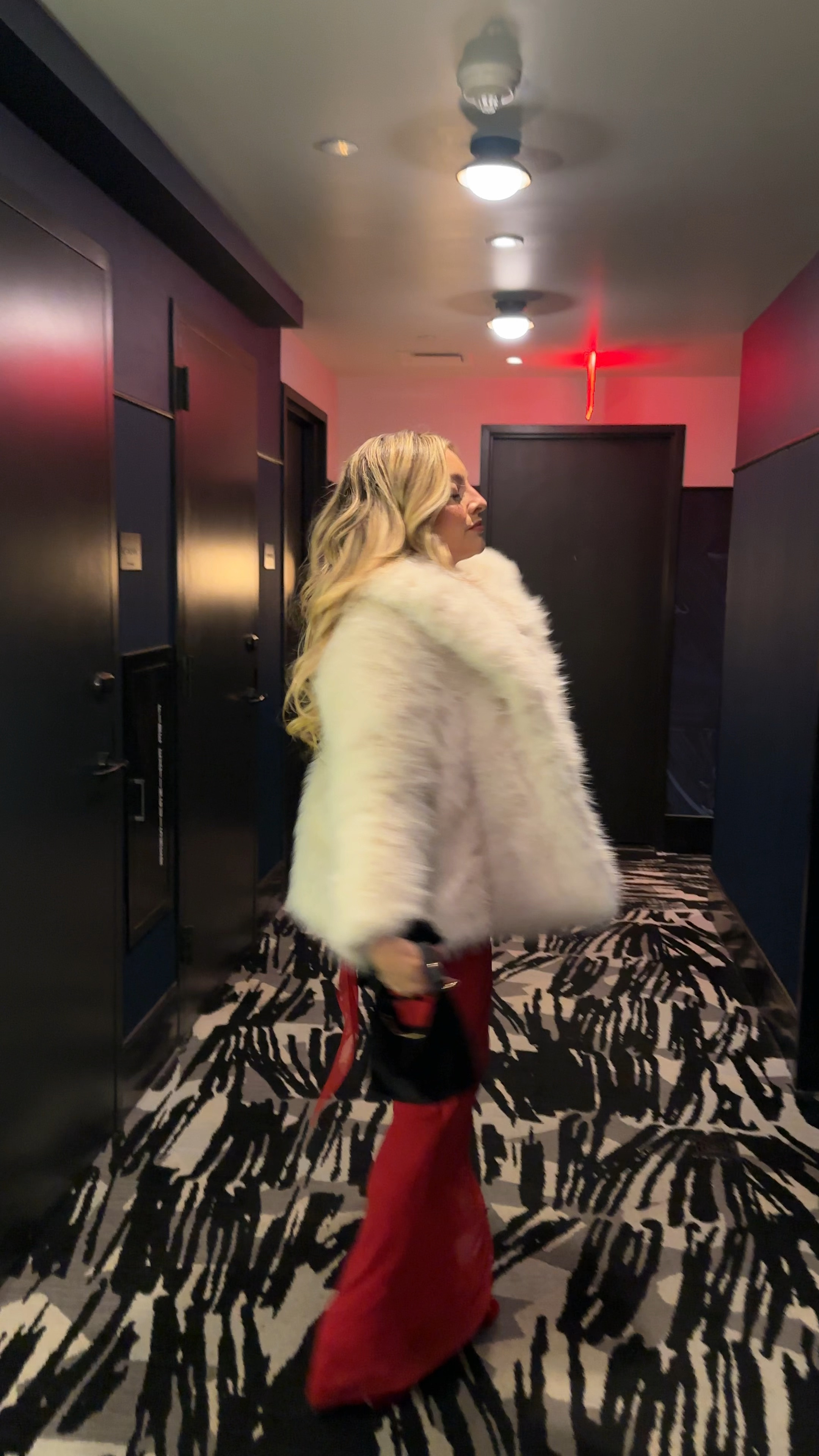 Yes you need this $38 faux fur jacket 

#LTKFindsUnder50 #LTKSeasonal