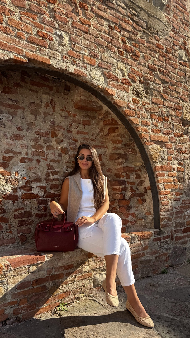 What Autumn in Italy looks like 🍂

- Coat/Jacket free
- Sunny days 
- Cosy nights 
- Highs of 27 degrees 
- Quieter cities 
- Chestnuts roasting on every corner 
- spending time with the locals 

Outfit linked over on my LTK

New vlog is up over on my YT channel loves x
#lifeinitaly #autumninitaly #luccaitaly #autumnstyles #alessandrarosa

#LTKeurope #LTKautumn #LTKtravel