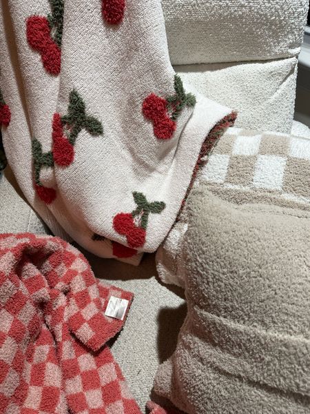 Blankets and to-go pillow/blankets 40% off! LTK40 for 40% off! 

#LTKSpringSale