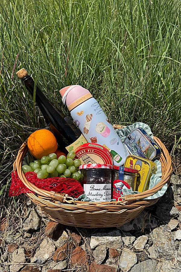 Owala UO Exclusive FreeSip 32 oz Water Bottle in Picnic Prep at Urban Outfitters | Urban Outfitters (US and RoW)