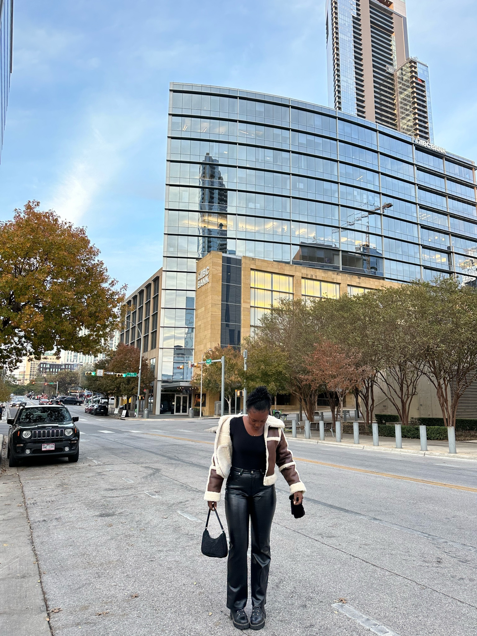 All black 🖤 
Me encantó este outfit #blackoutfit #LTKGift #regaloLTK
Black outfit 
H&M 
Pantalones de cuero 
Chaqueta de oveja
Teddy jacket  