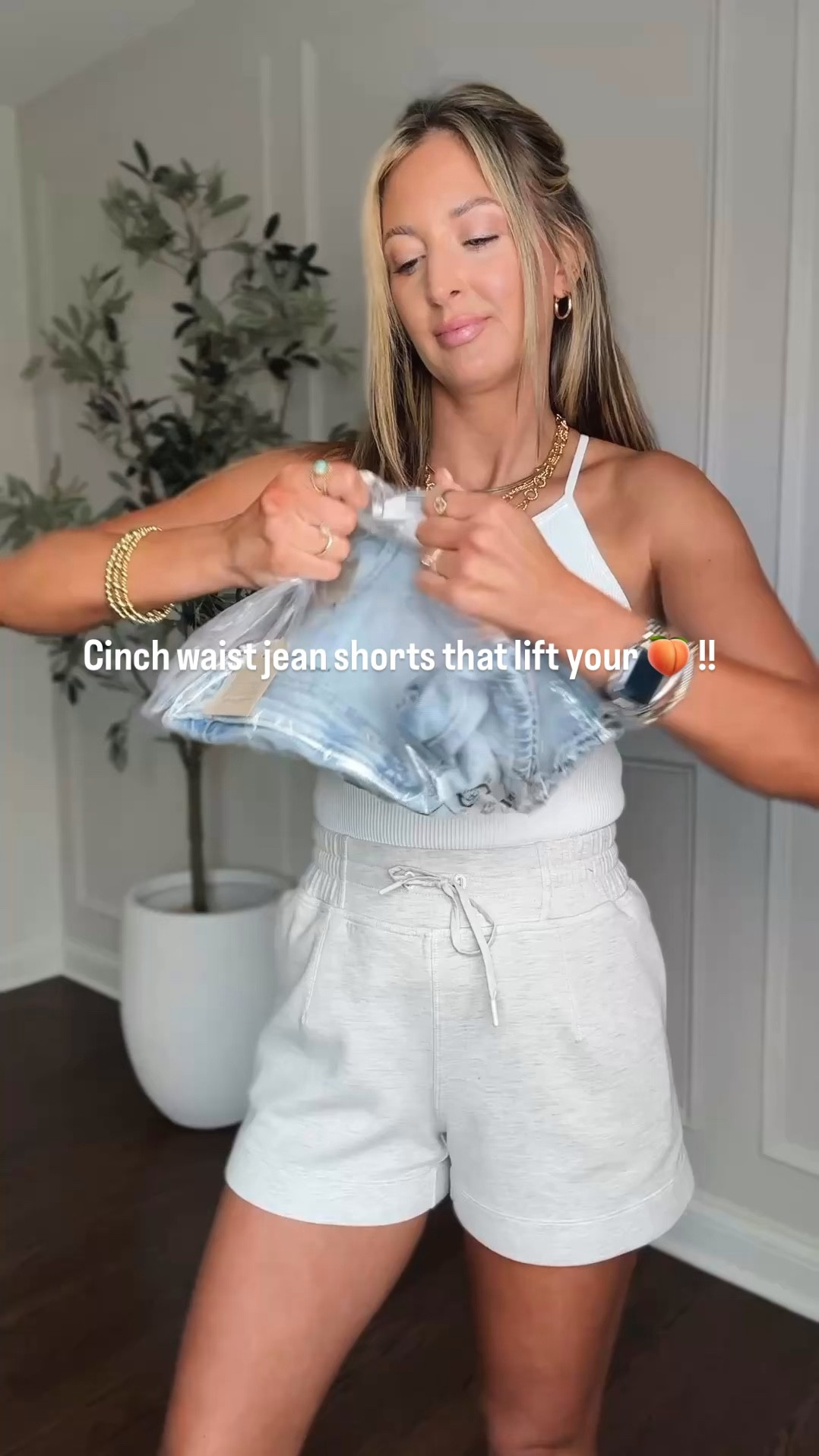 The perfect summer outfit🌼 These @levi cinch waist jean shorts are PERFECT! No waist gap👏🏼 #levispartner 

Wearing my true to size 27



#LTKTall #LTKgrwm #LTKootd