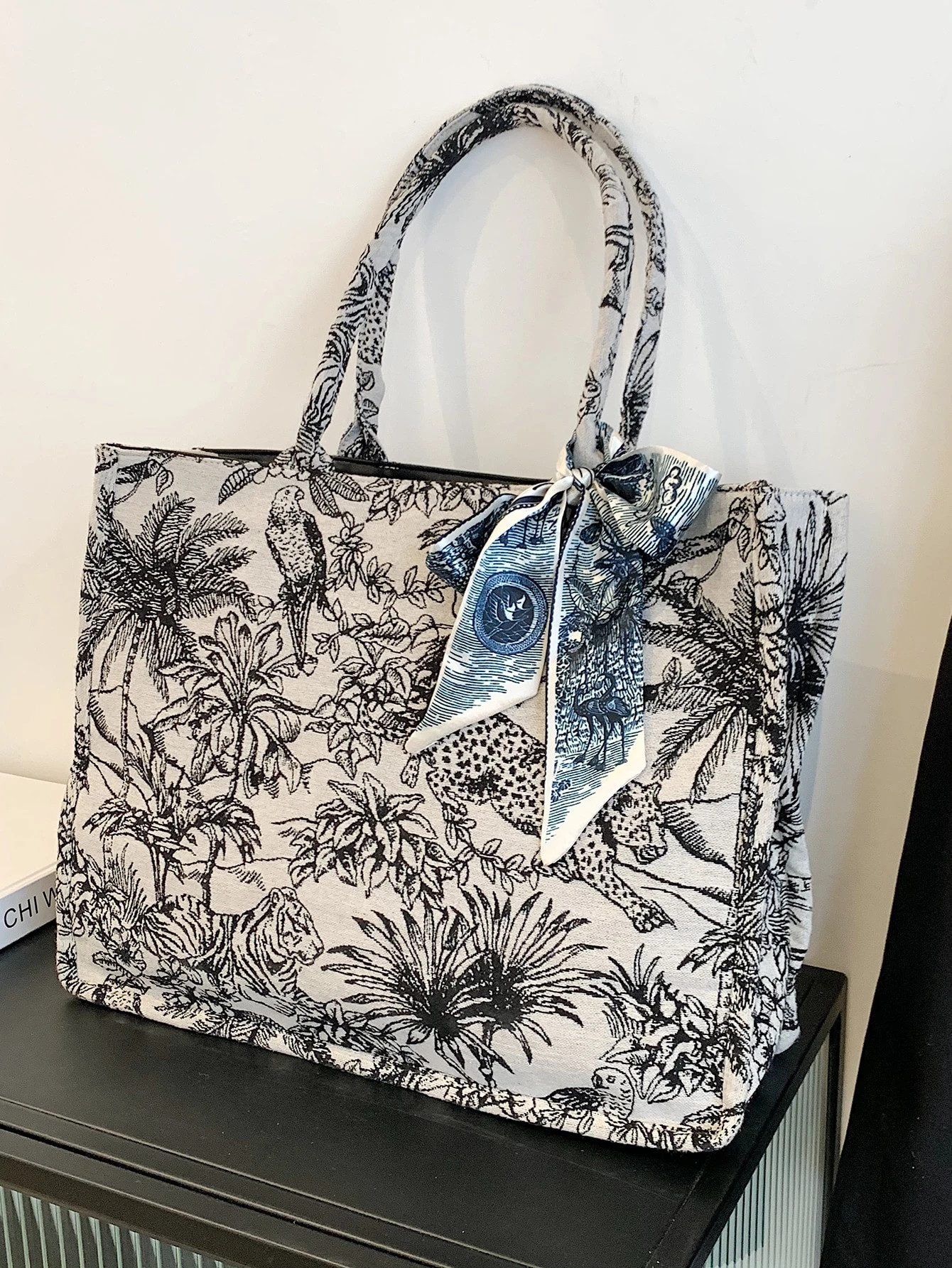 Twilly Scarf Decor Tiger Graphic Tote Bag | SHEIN