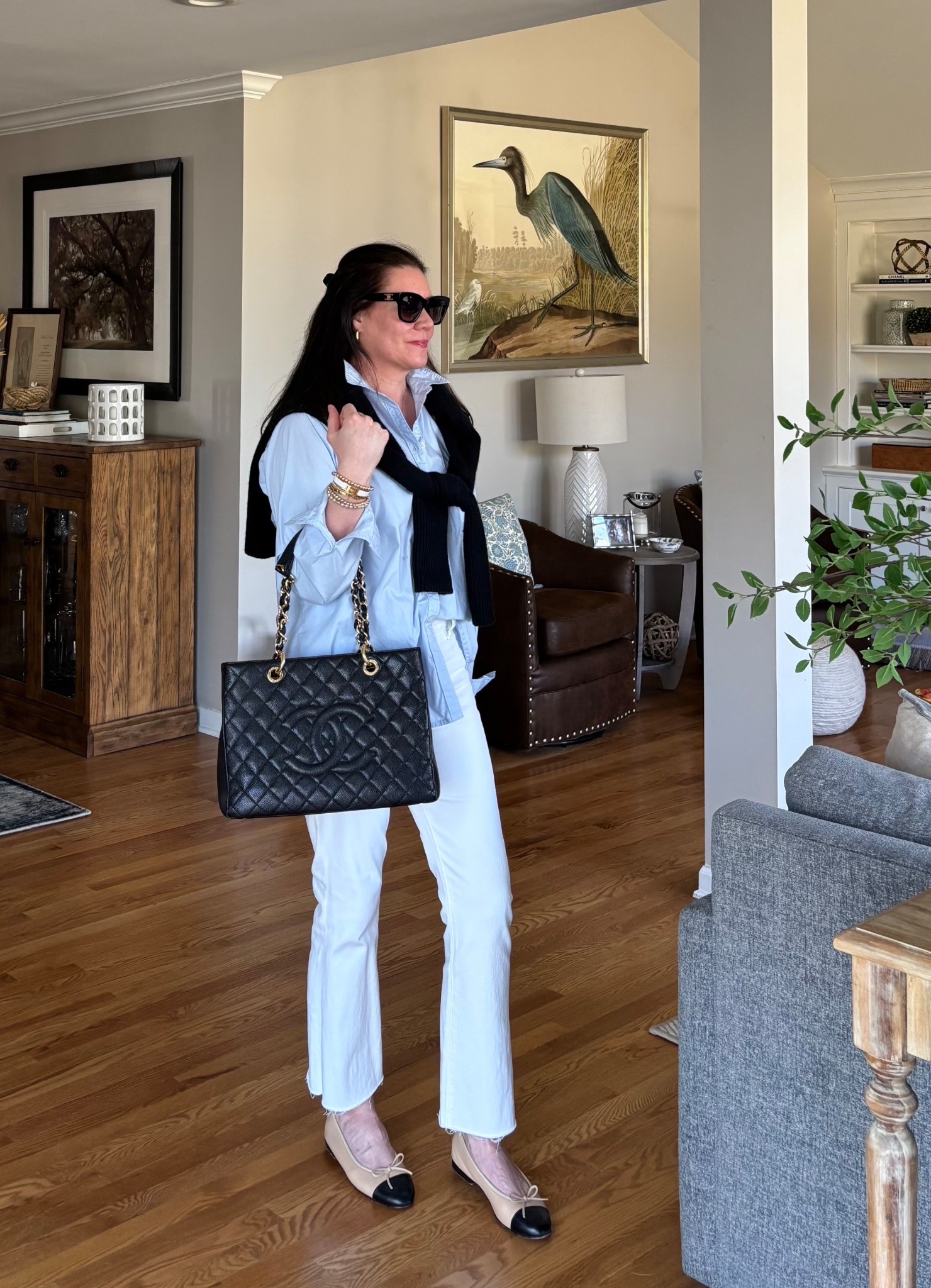 Blue button down + white jeans + black accessories 🖤. 