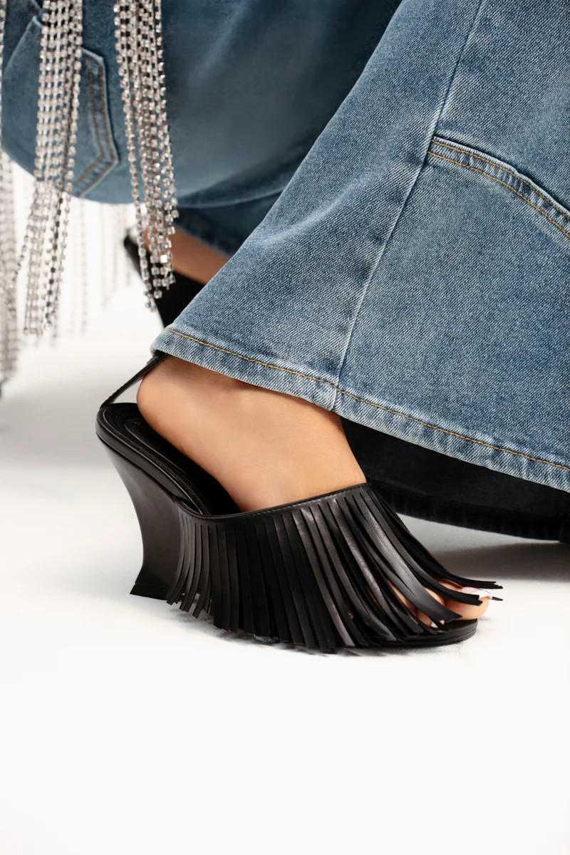 AZALEA WANG FASCIA BLACK FRINGE WEDGE SANDAL | AKIRA