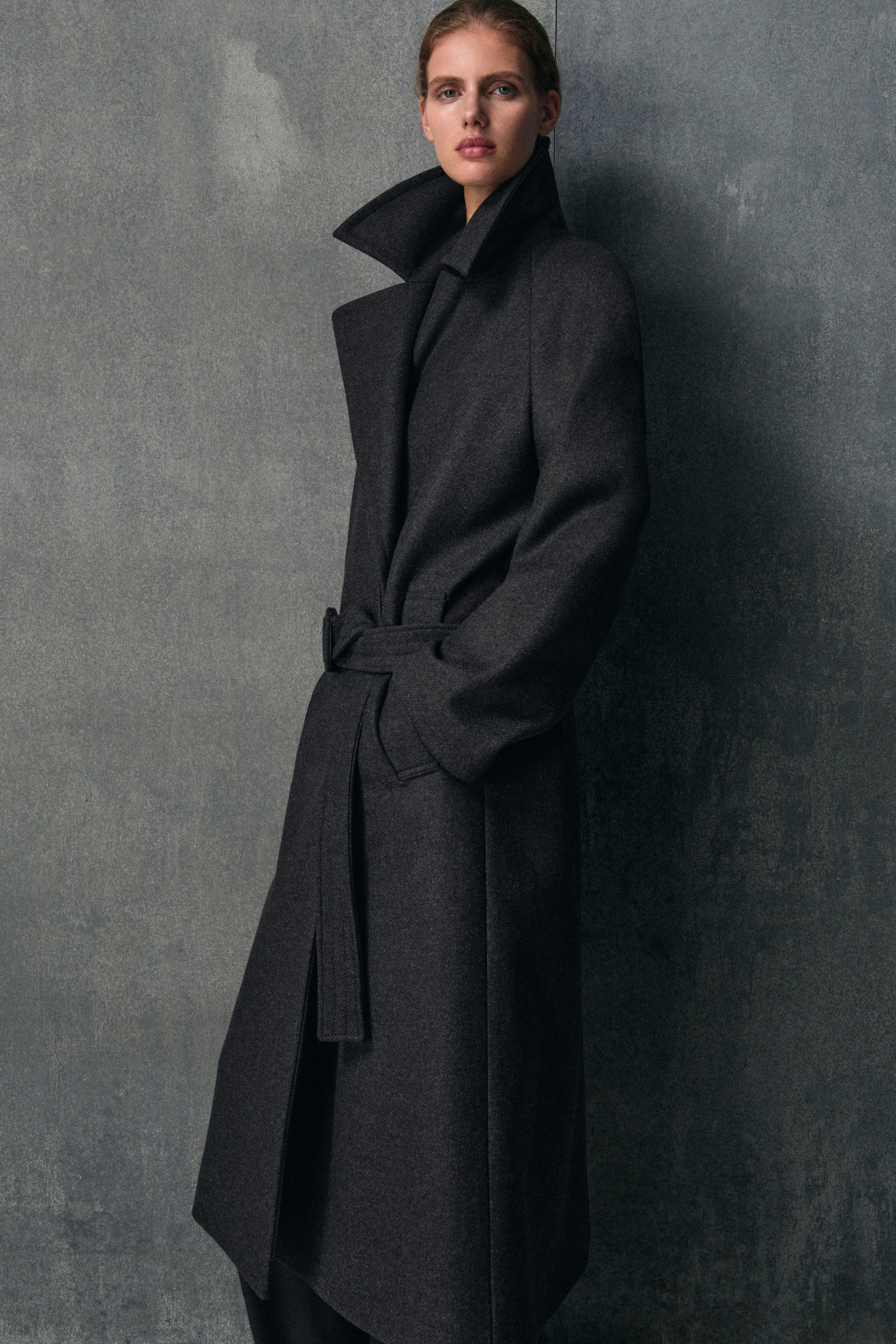 ELEGANTER MANTEL AUS WOLL-TWILL MIT GÜRTEL - ANTHRAZIT | COS DE | COS (EU)