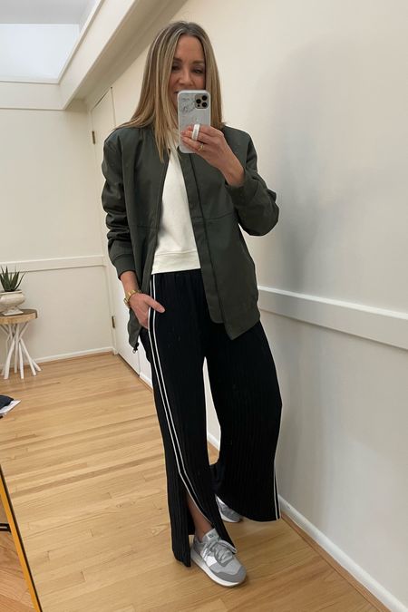 Spring ootd! Bomber jacket, white sweatshirt, new balance sneakers, spring outfit, spring jacket, topshop

#LTKstyletip #LTKunder100 #LTKshoecrush