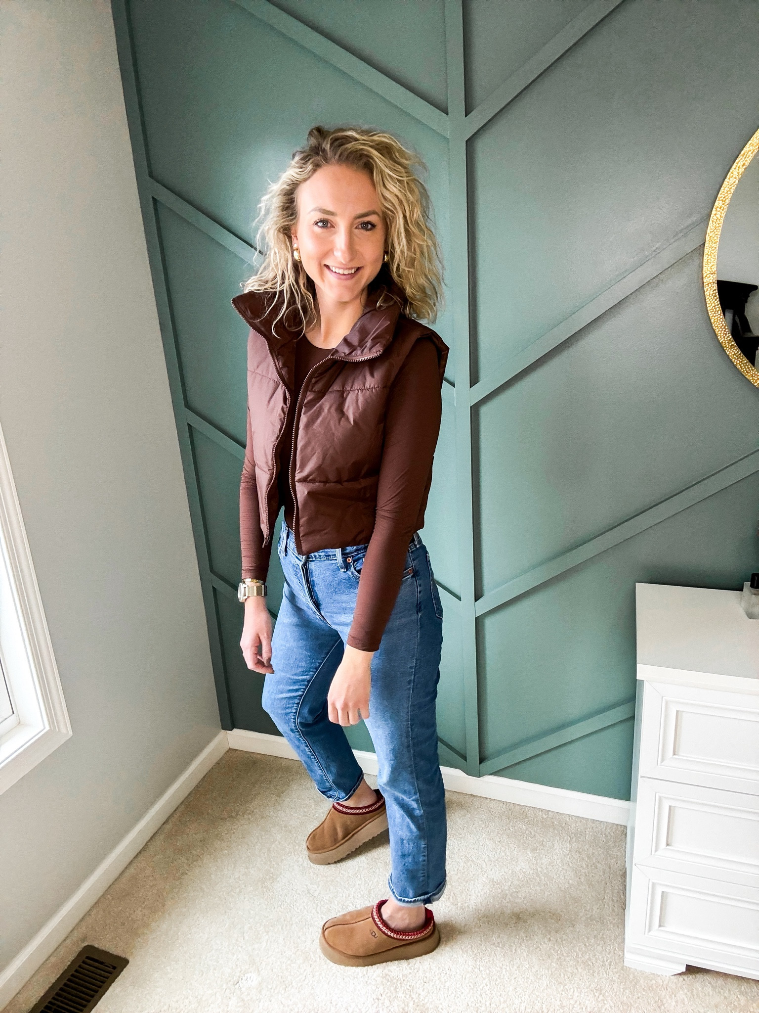 Easy mom outfit Inspo #5!! Soft and stretchy bodysuit, comfy jeans that make your 🍑 look good and a vest. Can’t beat it! Oh wait you can, wear cute slippers with it 😜😂👏🏼 Dress it up with some earrings and out the door we go! 💃🏼
