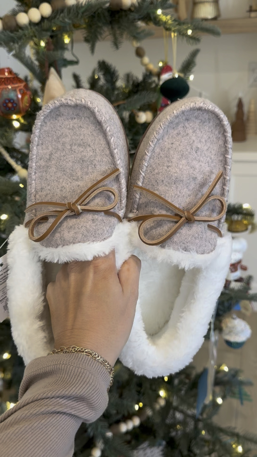 Slippers are $9!!!

#LTKCyberWeek #LTKfindsunder50 #LTKsalealert