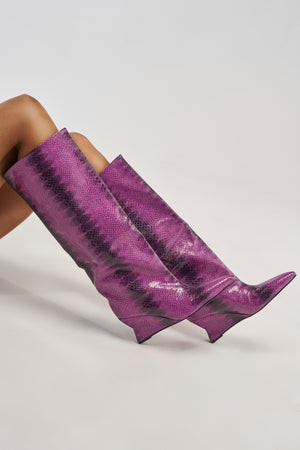 AZALEA WANG BRUN PURPLE SNAKE WEDGE BOOT | AKIRA