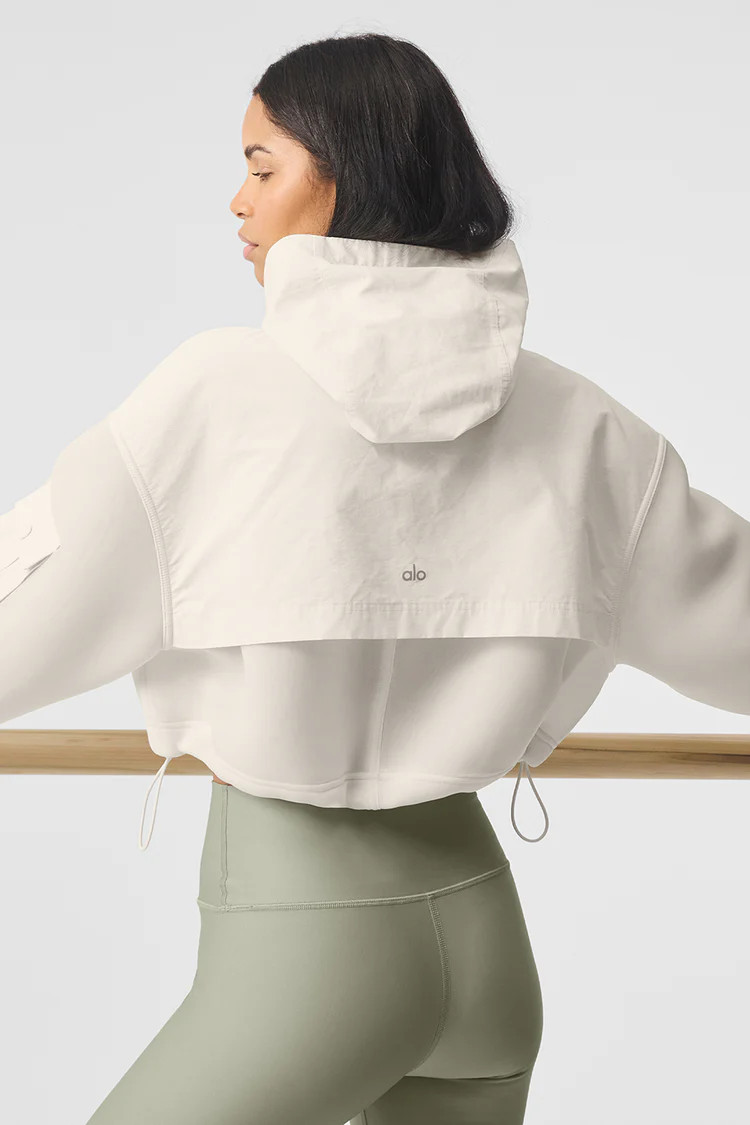 Cropped Engage Cargo Parka - Ivory | Alo Yoga (US)