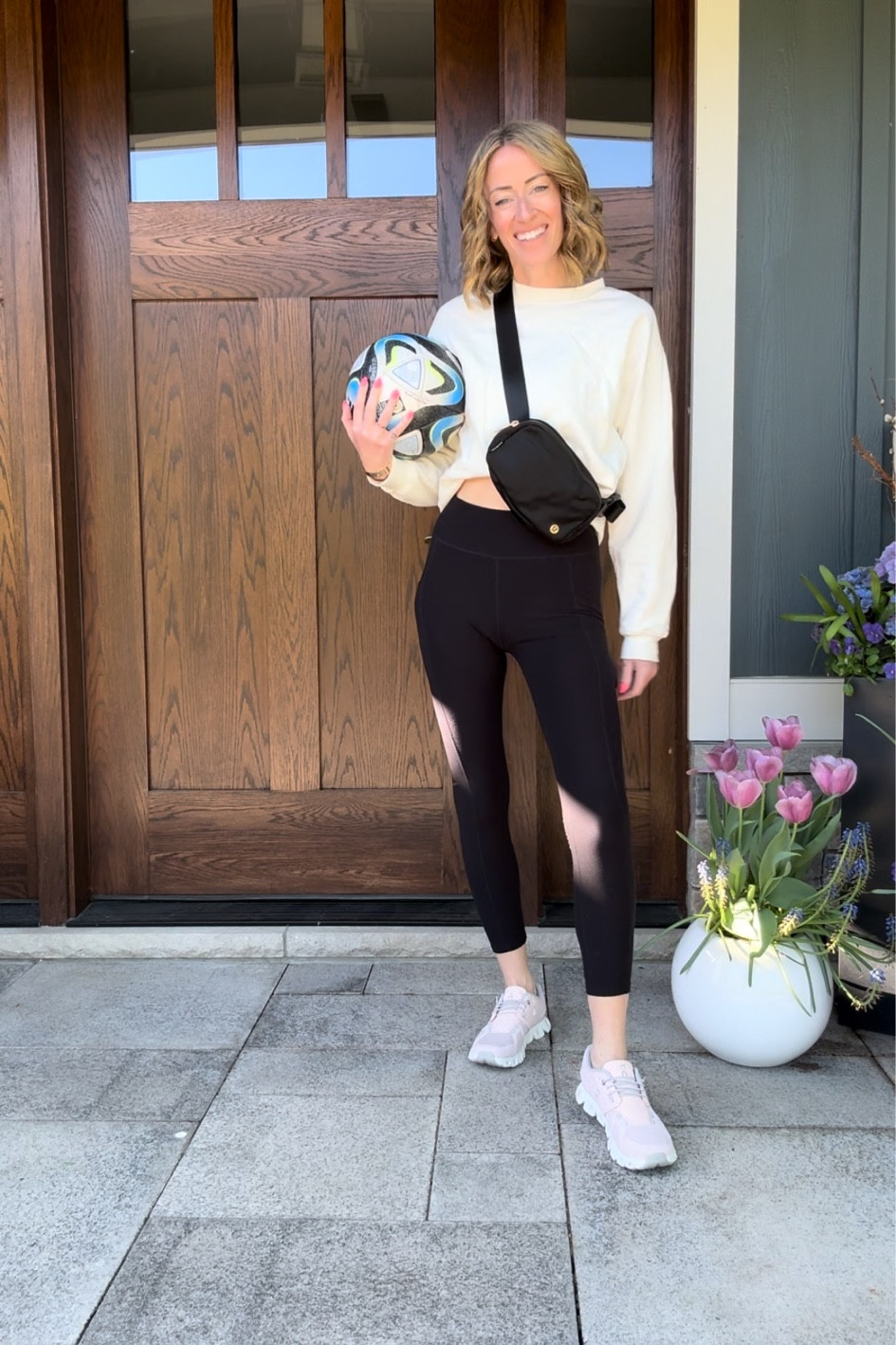 Soccer mom outfit ideas for fall sports season and chilly weekend games 
Belt bag and basic white sweater Amazon fashion must have 