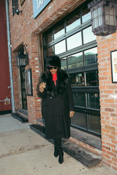 Black coat with fur trim collar and hat 

#LTKstyletip