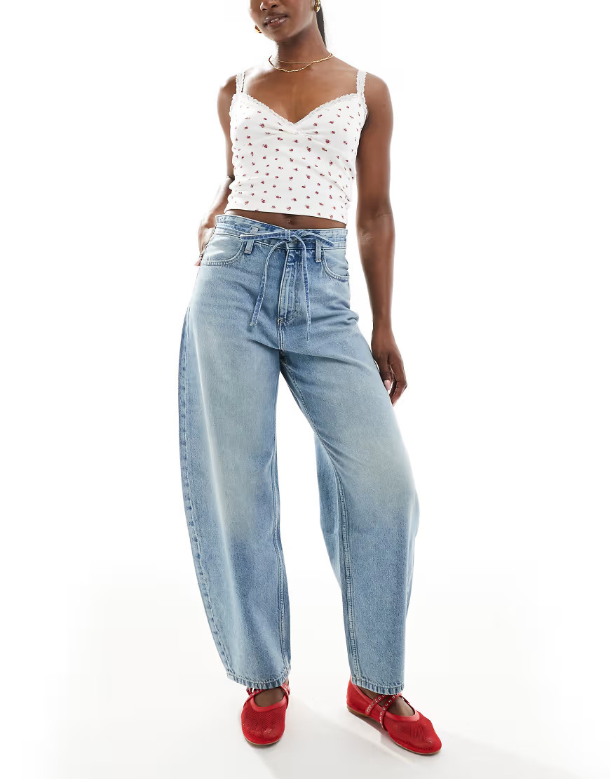 Bershka – Vorne gebundene Barrel-Leg-Jeans in mittelblauer Waschung | ASOS (Global)