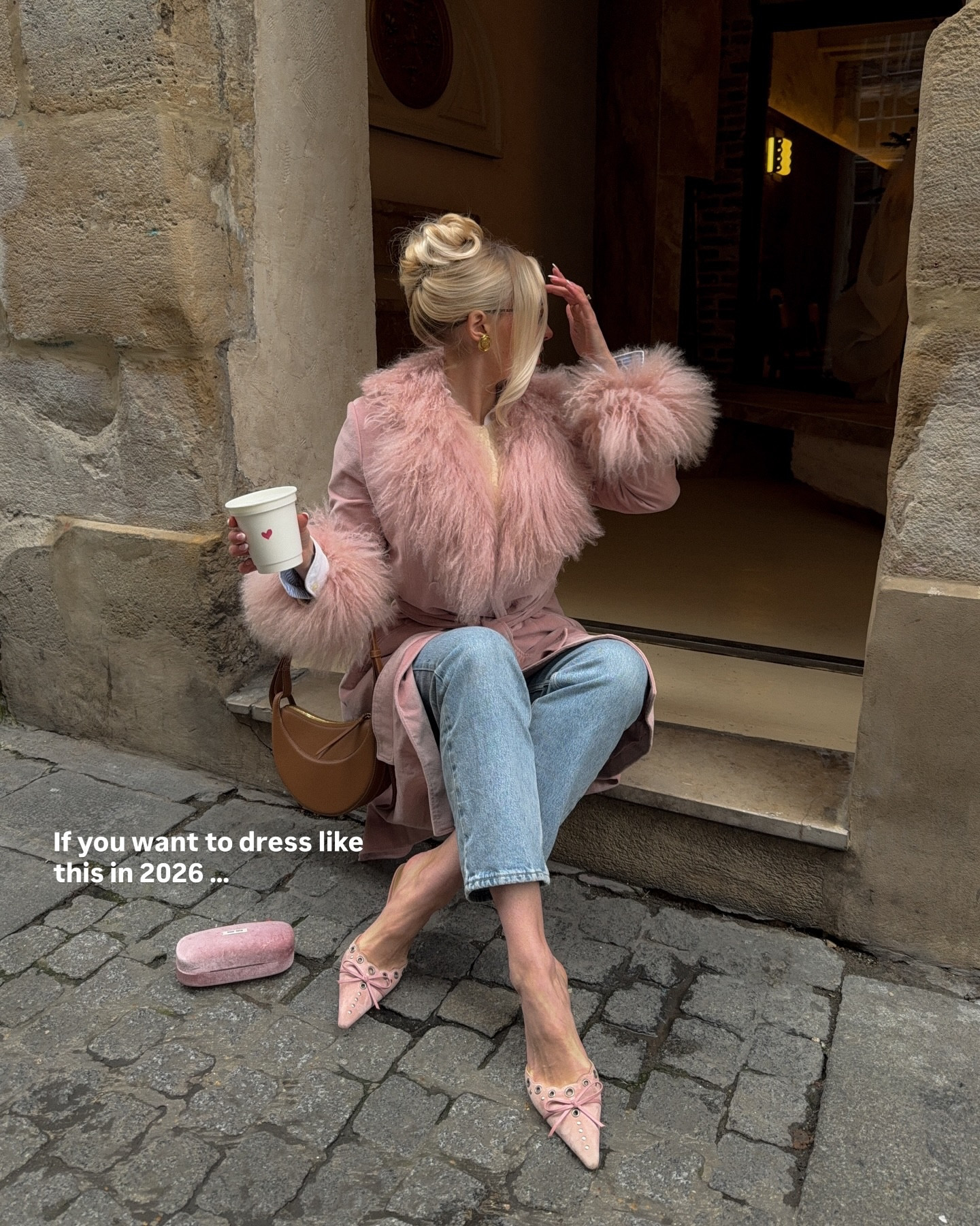 Allow me to reintroduce myself 🫶🏻🤍

#capsulewardobe #effortlesschic #parisiennestyle #parisiennegirl #europeanstyle