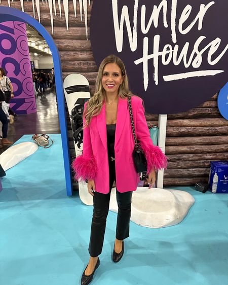 BravoCon 2022 ✌🏻🎉 I can’t believe it’s been 3 years since the first one! A lot has changed, but I loved that everything is conveniently located @javitscenter. A lot of questions and compliments on my pink feather blazer. Outfit details are linked in my LTK 💗

#LTKstyletip