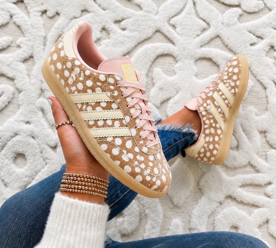 adidas Samba OG in Brown Desert/Warm Vanilla/Wonder Mauve 🤎🎀 fits true to size with a sleek
