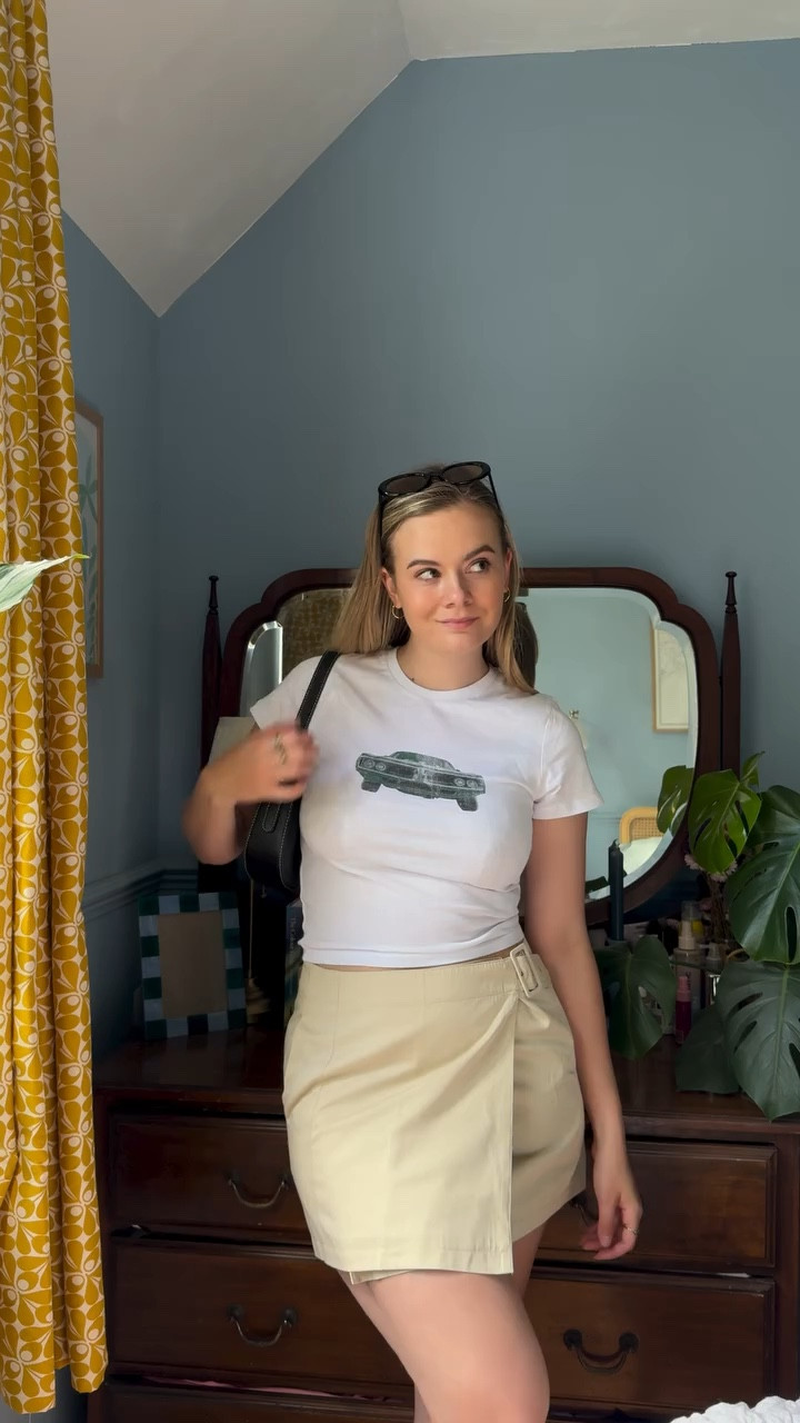 Fails her driving test multiply times but loves the car girly aesthetic 🏎️