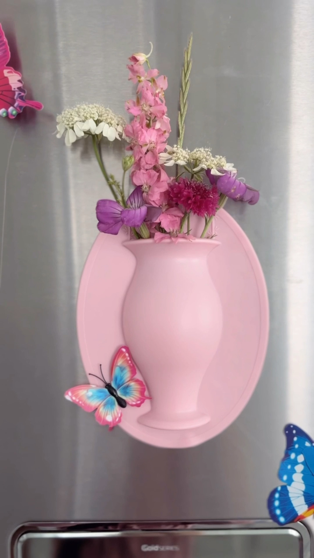 This is your sign to save those “picked just for you” flowers 🥹🤍
I found the cutest little fridge vase & I’m obsessed… it’s the perfect spot for all those sweet blooms my kids bring home
Such a simple thing, but it makes me smile every single time I walk by.
Tiny, pretty, & honestly… every mama needs one of these 🫶🏻

Comment “BLOOM” to get the link sent straight to your inbox 💌













.
.
.
.
.
.
#mothersdaygifts #mothersdaygift #mothersdaygiftideas #diymothersdaygift #mothersdayflowers 

#LTKSeasonal #LTKmomlife #LTKMothersDay