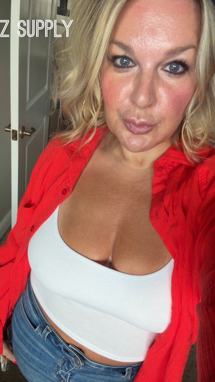 ❤️ The easiest summer outfit formula? A bold pop of color + classic basics.

I’m wearing a Z Supply red button-down layered over an Old Navy ribbed tank, paired with my favorite Liverpool jeans. It’s one of those outfits that works for errands, lunch, or a casual date night with just a change of shoes.

Everything is linked in my LTK! ❤️🤍

#LTKStyle #LTKFinds #SummerStyle #CasualChic #ZSupply #LiverpoolJeans #OldNavy #Over40Style #EverydayStyle

#LTKdayinmylife #LTKootd