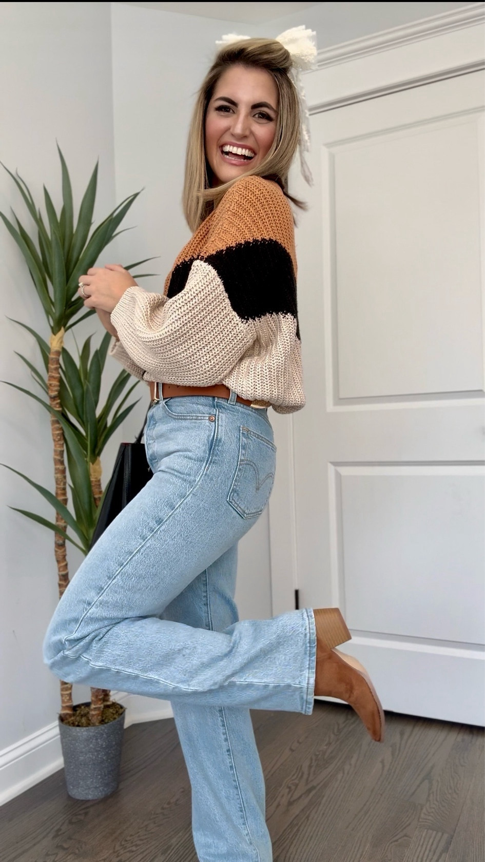 THE VIRAL 90’s MOM JEANS 👖🍑
Denim + cozy sweater + suede boots + + belt + leather bag = perfection 
.
Winter outfit, jeans, relaxed fit jeans, Abercrombie jeans, 90’s jeans, straight leg jeans, denim, lulus jeans,  Amazon coat, viral amazon set, viral Amazon, earmuffs, beige earmuffs, moon boots, winter boots, furry earmuffs, fingerless mittens, winter coat, winter jacket, ski trip, ski trip outfits, winter dress, winter accessories

#LTKmidsize #LTKMostLoved #LTKfindsunder50