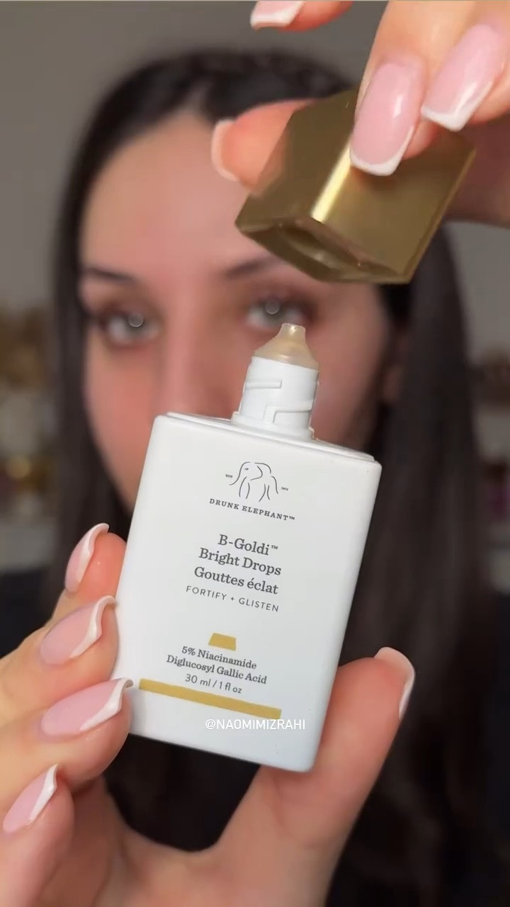 My fave glass skin hack ✨ 

@tatcha water cream 
@drunkelephant b goldi drops 

Please don’t use my content without my permission. Some products shown may be gifted 

#skincare #morningskincare #hydratingskincare #refreahingskincare #dewyskin #skincarehack #glassskin