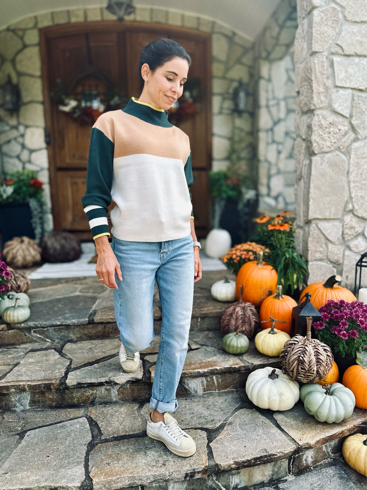 Fall Fashion Inspo! 🍂🍁 Cozy Sweater + Denim Jeans + Trendy Sneakers = Perfection! Stay chic and comfy this autumn. 🍃👖👟 #FallFashion #SweaterWeather #DenimDays #AutumnStyle #FallOutfitIdeas #SweaterLove #JeansAndSneakers #CasualChic #OOTD #FashionInspo #CozyVibes #StylishFall