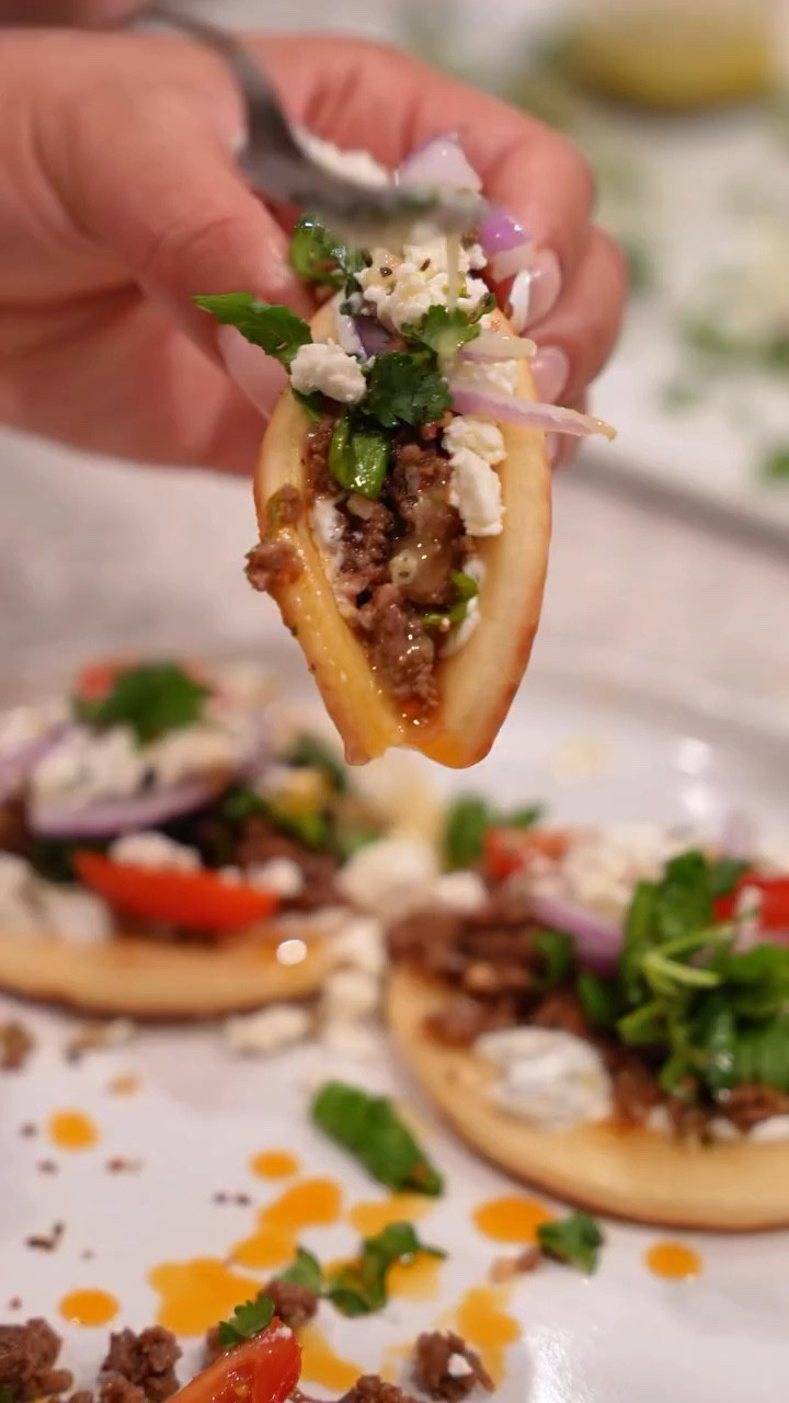 Wagu meat 
Chives - to liking 
Garlic - to liking 
Thai chili jam 
Honey Aleppo rub & seasoning 
Chili garlic crisp
Kinders

Pita bread
- Italian seasoning , butter & garlic 


Finishing touches 
- base : taziki 
- grape tomatoes 
- Fetta 
- Cilantro 
- Purple onion

For garnish (if like) : Italian seasoning , butter & garlic on top 




🔗 

.

.

@olliesoutlet @heb @kindersflavors @costco @bjswholesale @central_market @kitchenaidusa @ninjakitchen  @samsclub 

.

#10minutemeals #quickmeals #stewardship #cookingwithlove #momcooking

#LTKdayinmylife #LTKmomlife #LTKfoodie