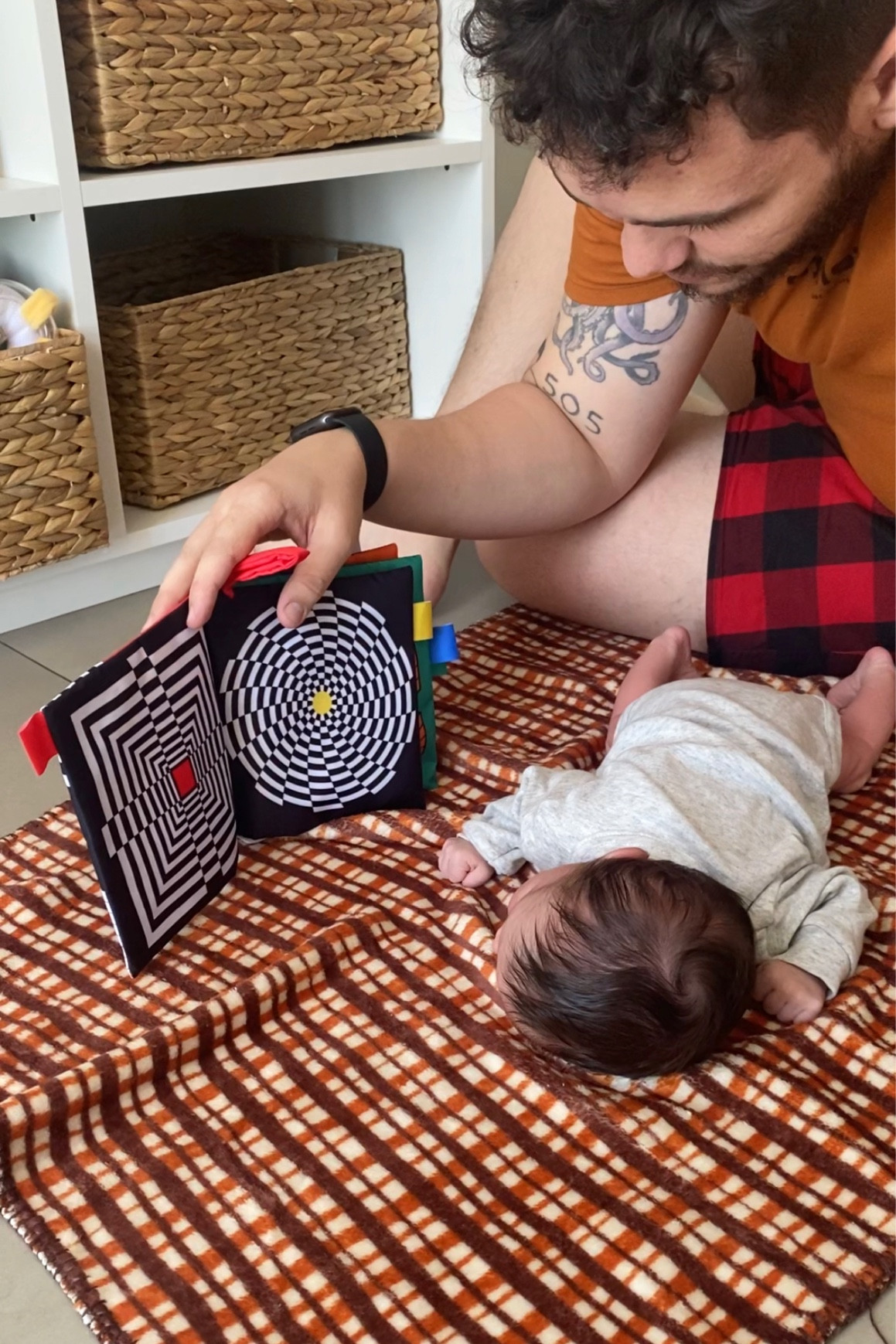 Livro de alto contraste para bebês 🫶🏻 ajudam a fortalecer a visão e são ótimos para o Tummy time! 

#LTKFind #LTKbaby #LTKbrasil