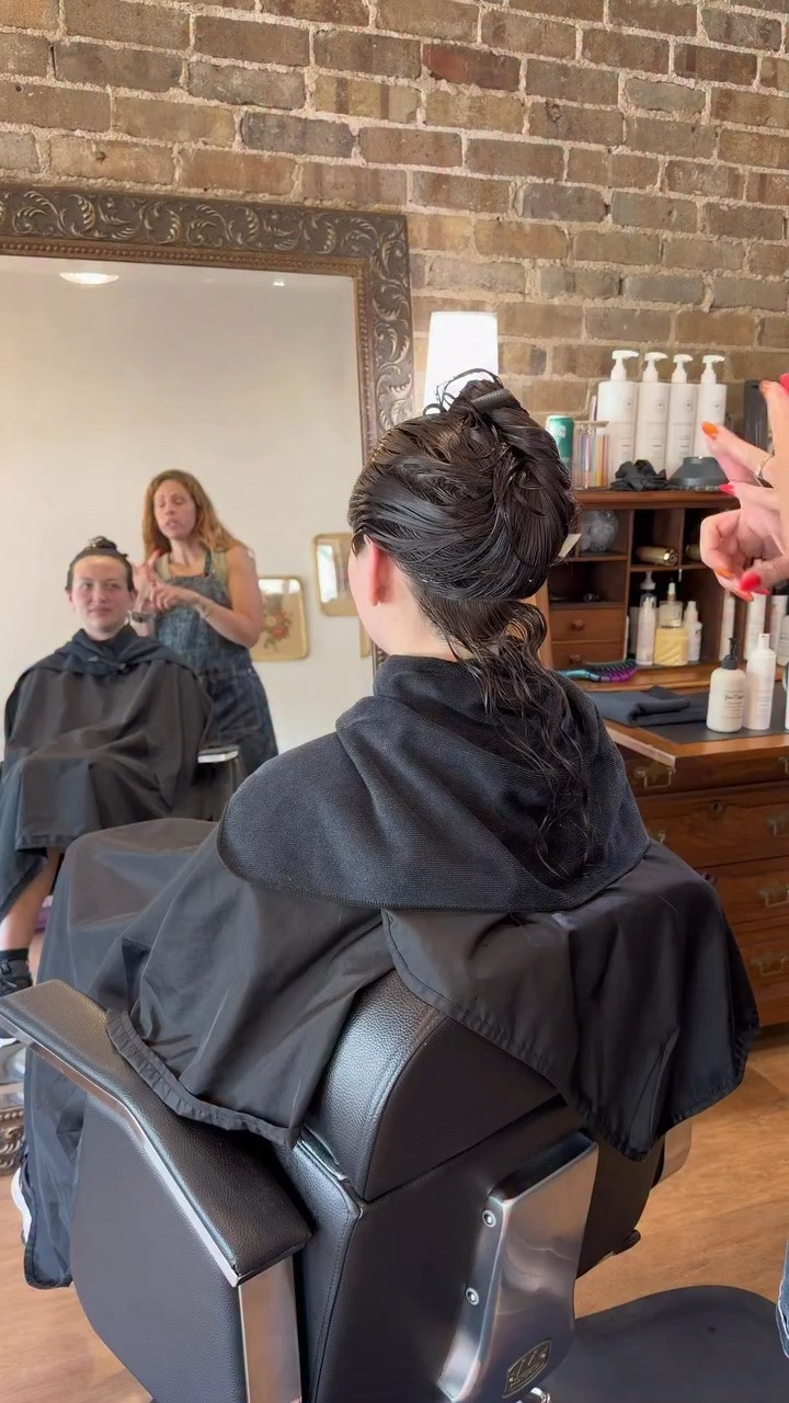 Watch as I have a real life conversation with a new client on how to style her curls at home. #happyclient #curlspecialist #curlstylist #curlyhair #ohiohair
