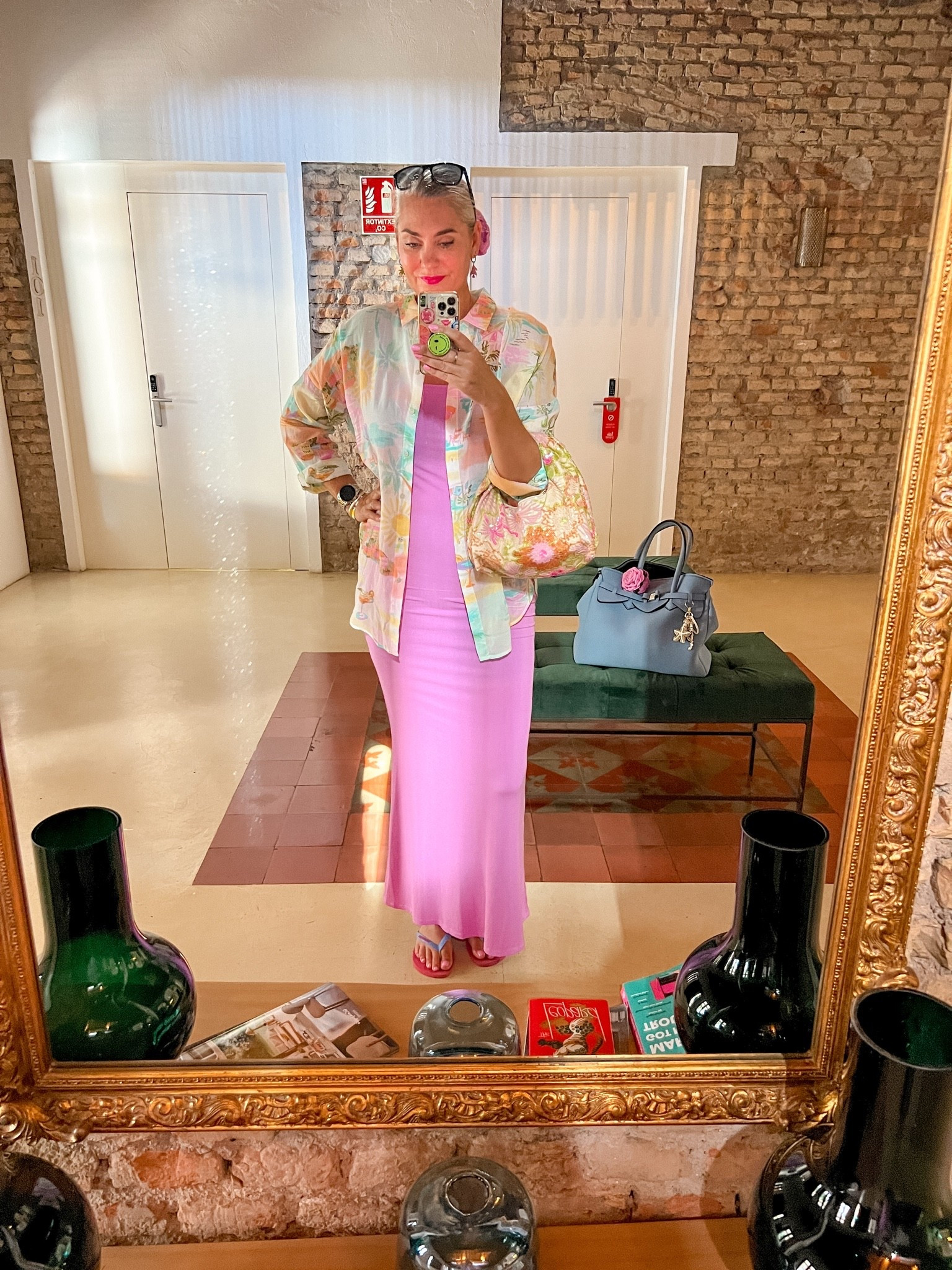 OOTD - Vrijdag. Een mix van strand en stad en deze outfit kan het allemaal. Heerlijk zachte, cyclaamkleurige, bodycon maxijurk van CFAB (maat XL, code MARLOUS geeft extra korting). Blouse met zomerse print is van Primark (M), oorbellen van Zara van vorig jaar en Havaianas slippers. Onder de jurk draag ik mijn groene Cyell bikini.

#LTKeurope #LTKtravel #LTKsummer