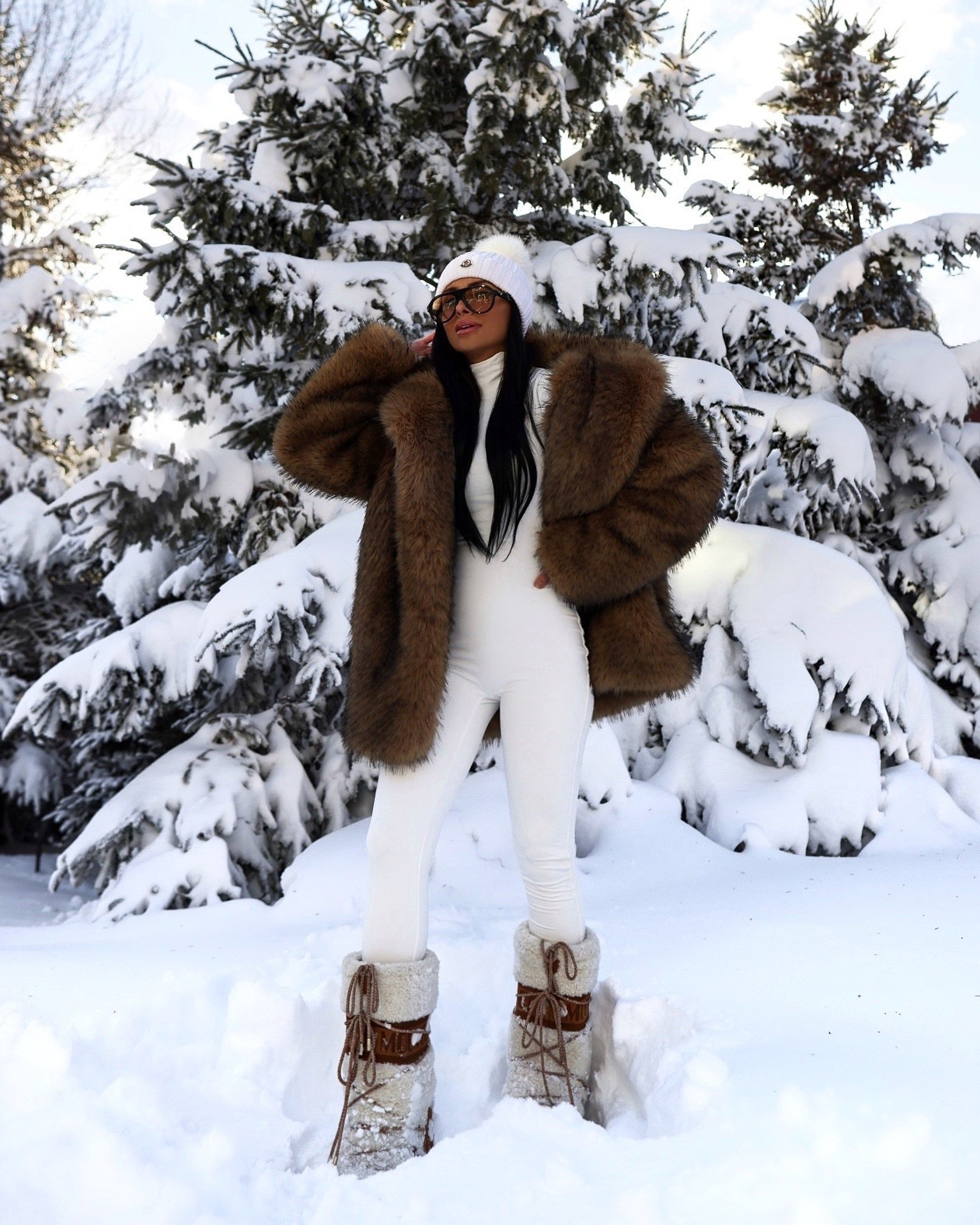 Apres ski outfit
Revolve faux fur coat
Naked wardrobe jumpsuit
Shearling moon boots 



#LTKTravel #LTKootd #LTKSeasonal