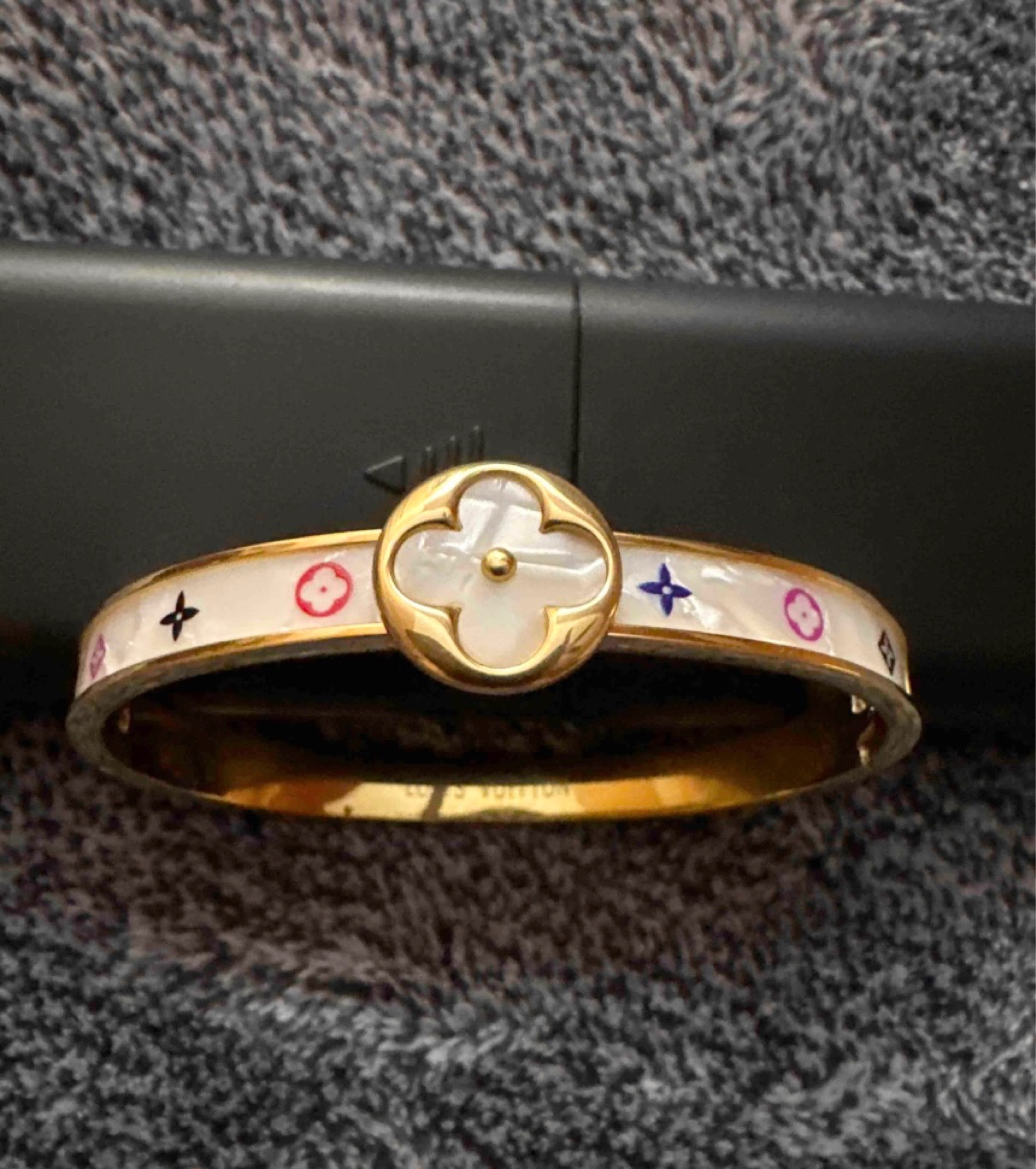 LV Enamel Bangle 🤍 $15 https://bit.ly/3jpnscL #dhgate

#LTKFind #LTKunder50 #LTKSale