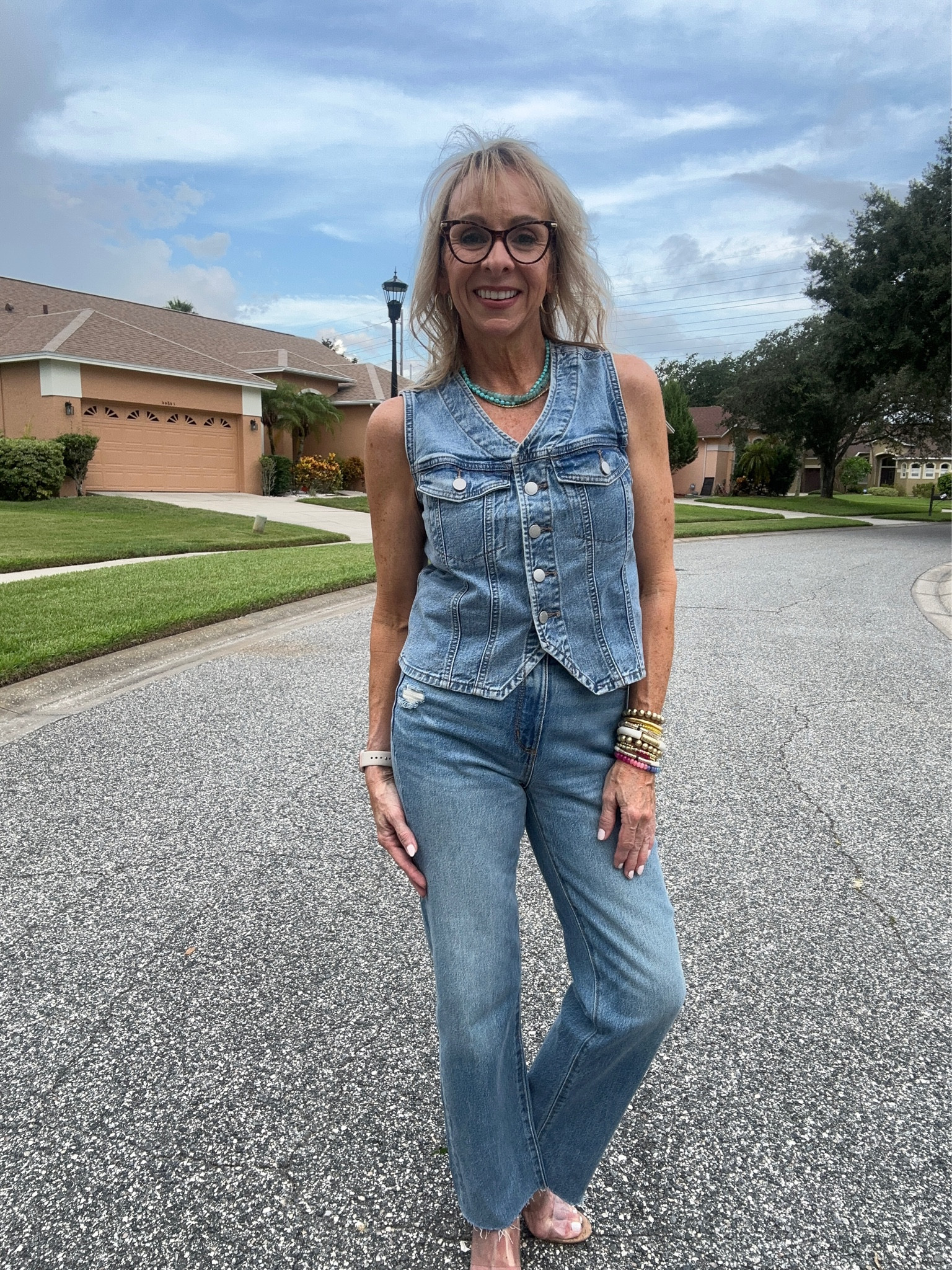 All jeans ship free today! Wearing these in a 25/0, they run TTS for this brand. I love the raw edge hem. Makes it easy to cut so you can find your perfect length. Perfect wash for year round!
Save 20% on the jewelry with code KELLYANN20


#LTKOver40 #LTKSaleAlert
