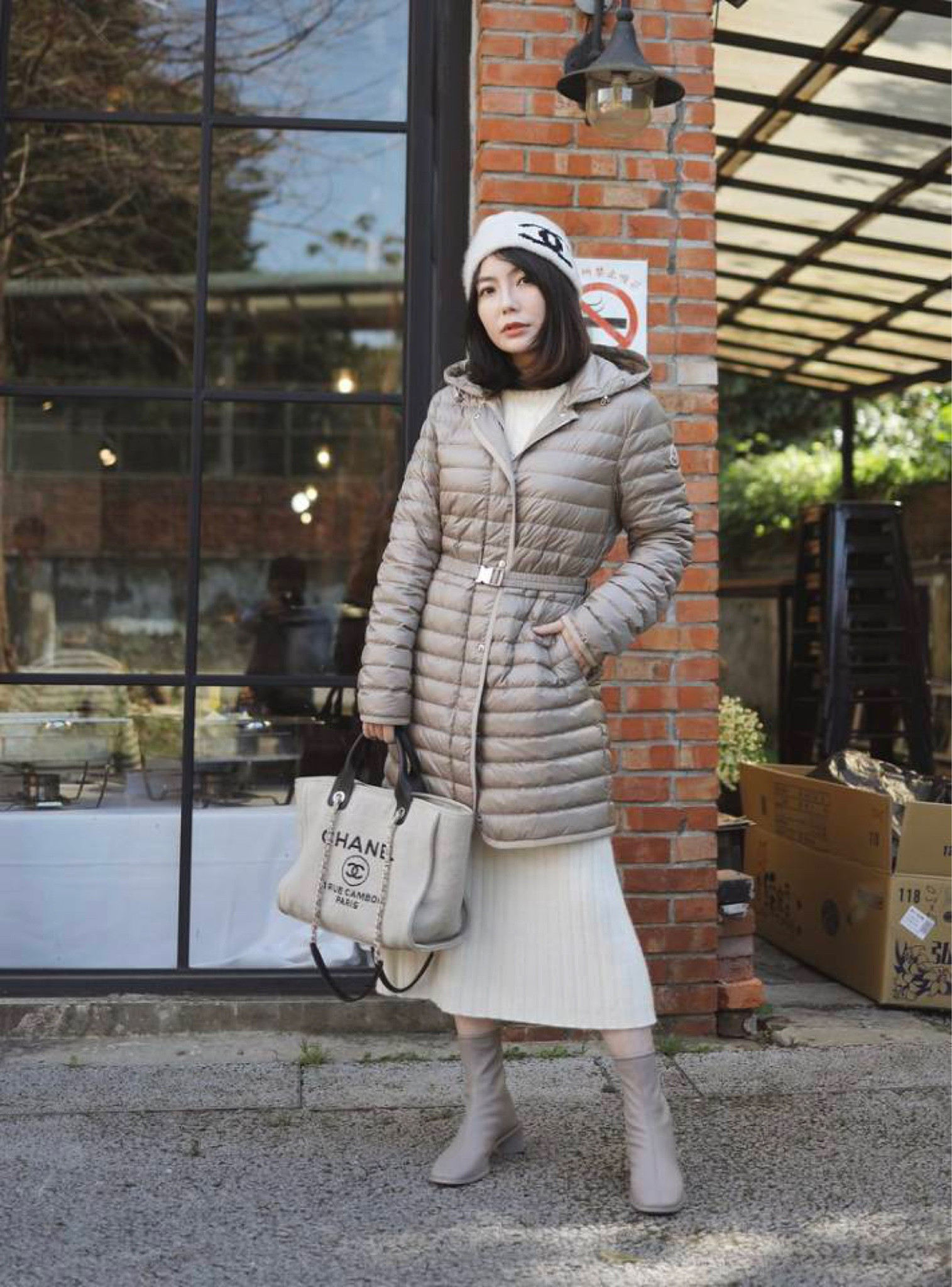   MONCLER Oredonne quilted down coat，Moncler香檳色的Oredonne不能打折不過價格很好啊，其他地方都要五萬五，這裡只要1339歐含稅約NT43785，Moncler的香檳色很氣質，這件的版型類似Barbel，本身的腰身比barbel寬一些，可以加上腰帶加強腰身，領子是可以整個拆掉的，拆掉後感覺不太一樣，等於有兩種穿法，開襟處有拉鍊+扣子，我穿的是0號，我感覺我要是穿00號應該也可以呢。

  ACNE STUDIOS Bertine leather ankle boots，靴子是Acne Studios皮革很軟，我穿正常尺碼36剛好，現在有藍灰色尺碼齊。

#LTKtaiwan #LTKasia

#LTKitbag #LTKstyletip #LTKshoecrush