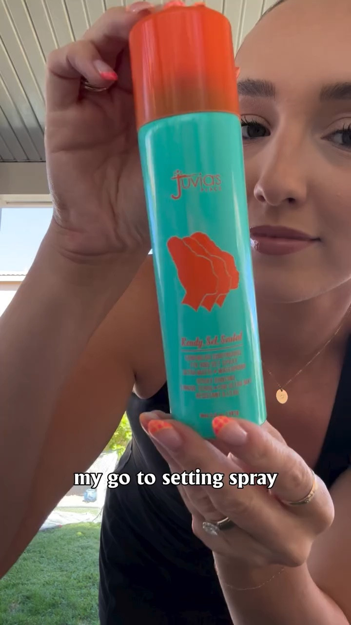 This one’s really keeping my makeup in place! Loving my @juviasplace setting spray 🧡