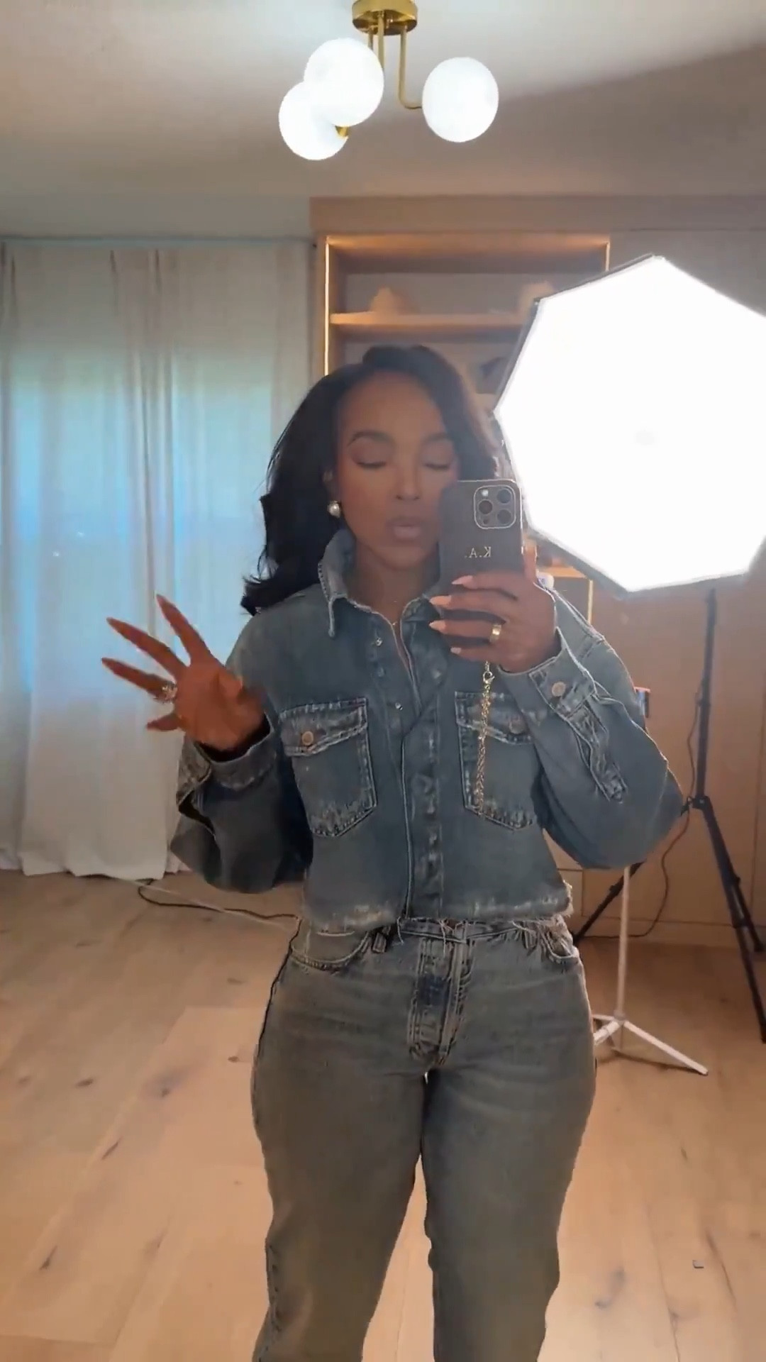 Scroll to shop!
A cool girl denim-on-denim look perfect for weekend brunch.

