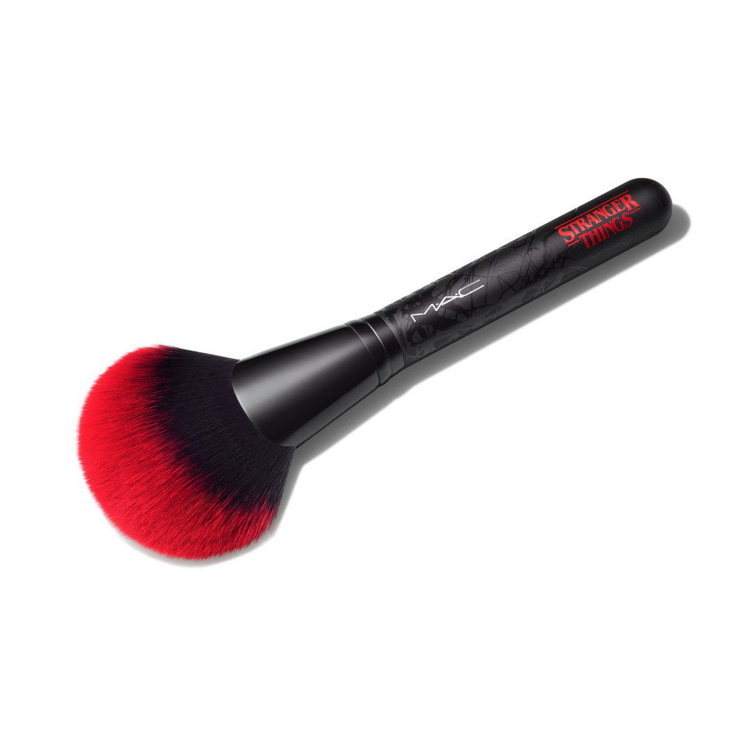 140 SYNTHETIC FACE BRUSH/M·A·C X STRANGER THINGS | MAC Cosmetics - Official Site | MAC Cosmetics (US)