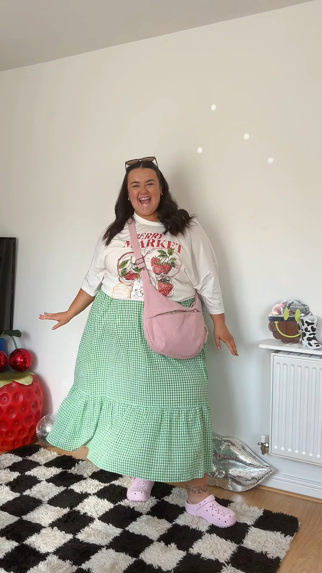Gingham print 🫱🏻‍🫲🏼 me 😇
And we all know I LOVE a graphic tee 🫶🏻
The skirt I’m wearing isn’t available anymore unfortunately but I have linked some other options for you 🫶🏻✨💖
