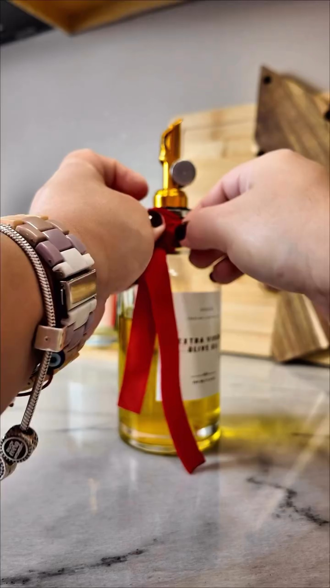 ✨ Why does nobody talk about HOW CUTE a Christmas kitchen can look?!
Part II of my holiday kitchen makeover 🎄
.
One little bow… and suddenly my whole counter feels cozy, warm, and so festive.
.
Comment “links” and I’ll send everything!
.
Save this if you’re decorating soon ✨