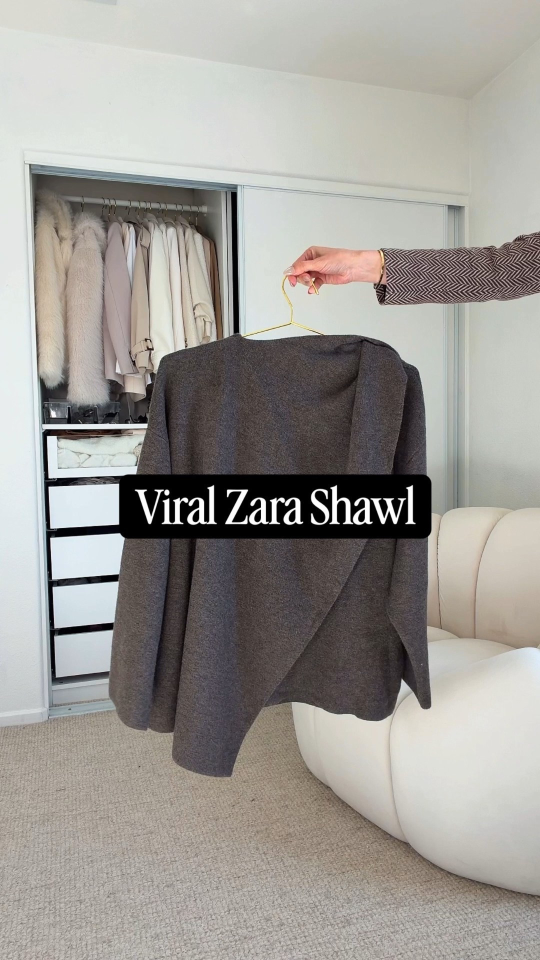 How to style this shawl knit scarf?
Here are 3 easy and stylish outfit ideas wearing this gorgeous shawl from the Zara sale.
I am wearing the size L/XL and it lioks great. It is soft and warm and fir sure will keep you warm without compromising style.

Zara sale finds. Watch the Youtube channel video with all the items from the Zara sake that are worth your money. This shawl us one of them.

Zara , zara sale findss