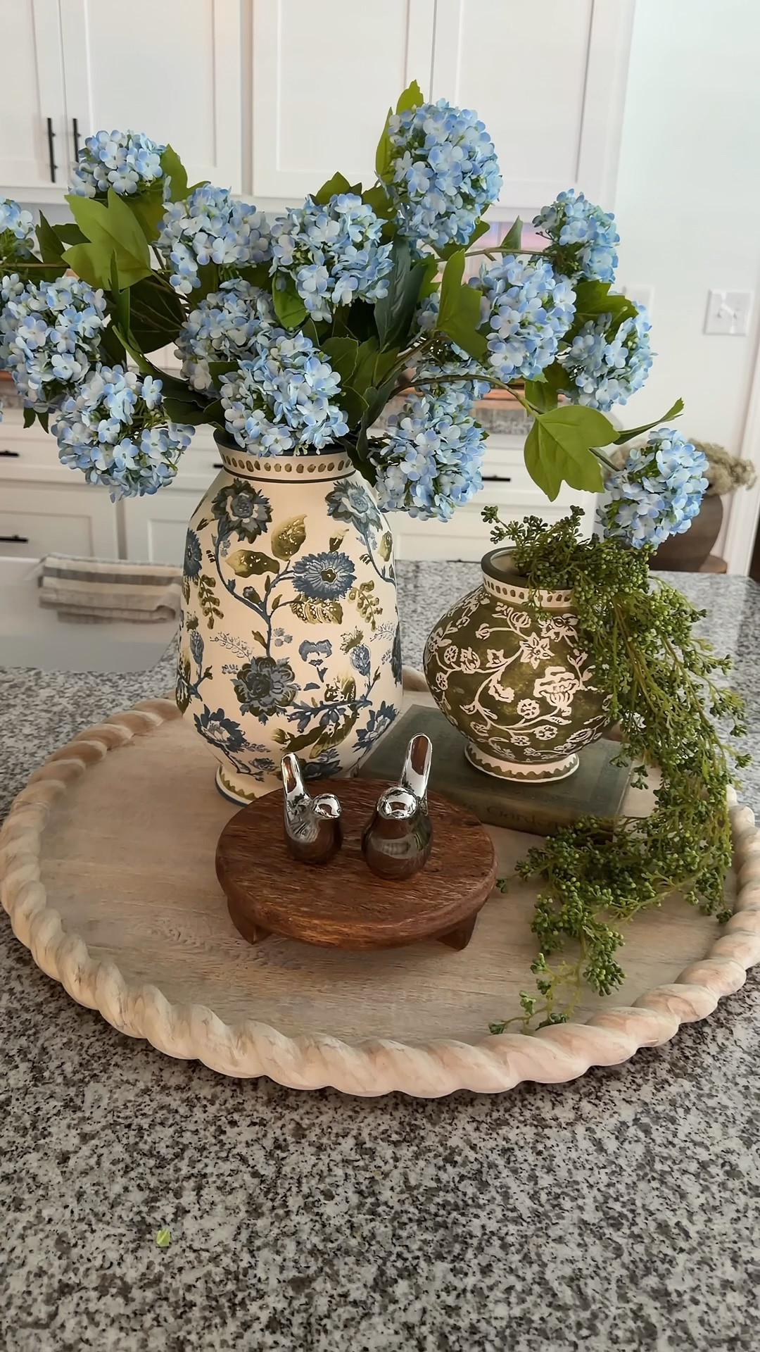One of my favorite trays! From the tray, beautiful stems and these amazing vases…Chef’s Kiss! 

Also, my tray is on sale this weekend! She’s a beauty!