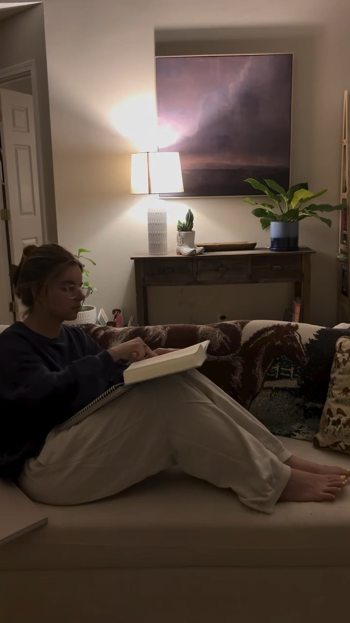 @thedailygraceco dropped the flourishing in motherhood study and it has been so life giving to me! Excited to share it with yall and would love to know if any of my mom friends decide to snag it! Would love to encourage you in your calling as a mom too #postpartum #flourishing #dailygraceco #ad