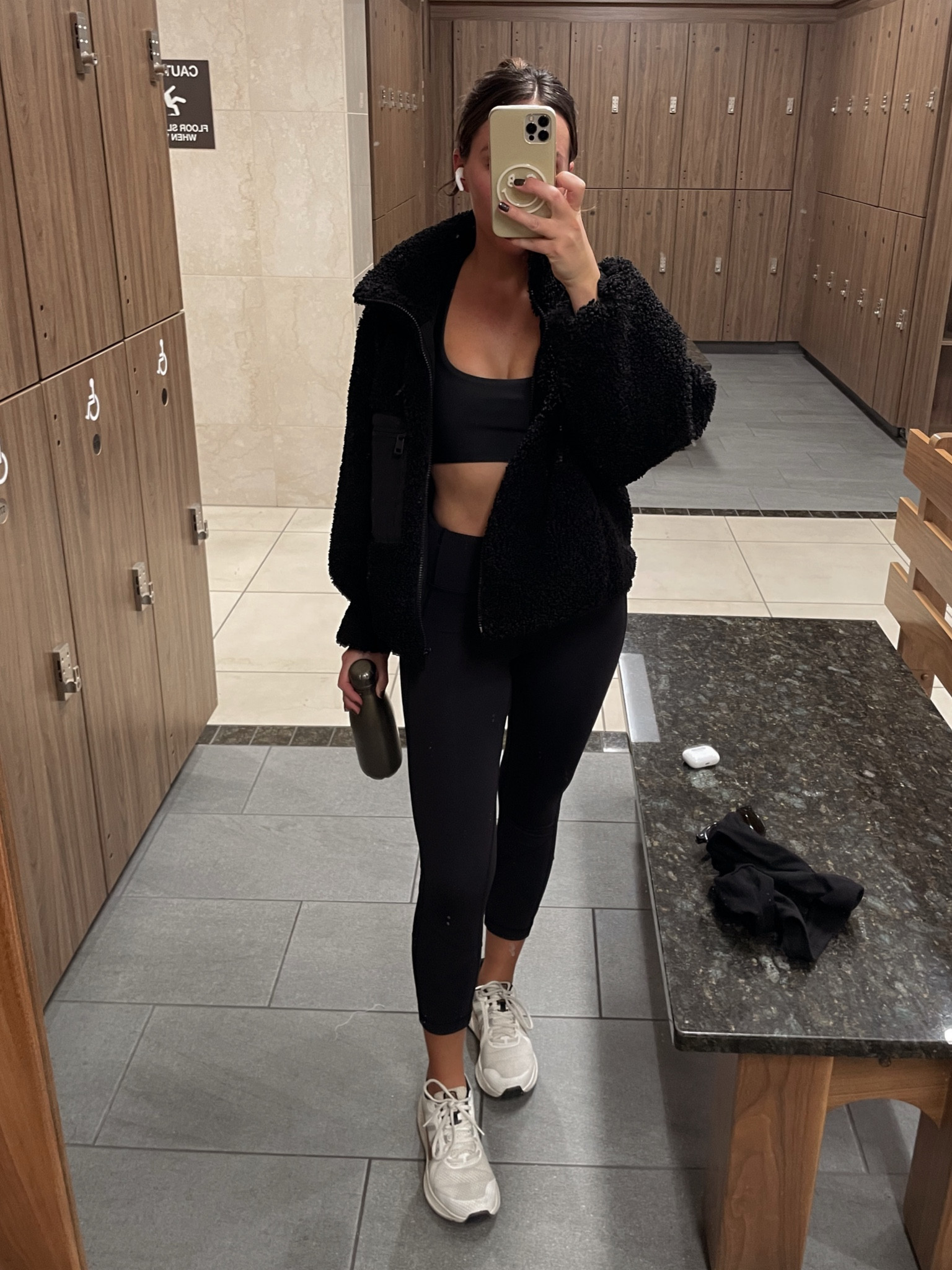 This Alo sports bra.. 🙌🏻

Workout set, Alo leggings, cyber Monday, Black Friday 