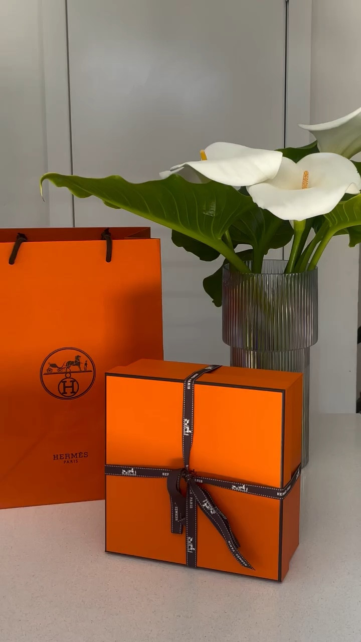 Meet @hermes Barénia Eau de parfum 💛

I have used a few of their fragrances over the years and they are most extremely sweet and not to my liking. However, the Sales associate at @hermes beauty @davidjonesstore was extremely knowledgeable and lovely to talk to. He understood the brief was and with confidence said I would love this fragrance. I was going to be polite and smell the fragrance but was mentally ready to write it off. 

But to my surprise, I was captivated by the fragrance. The fragrance was sensual, warm and yet feminine. It was hard to describe why I liked it but I did. I laughed and grudgingly admitted that I liked it. 

The sales associate was amazing, he not only personalised the bottle for me by engraving my name on it, he also packed the parfum and so many other lovely goodies for me to enjoy. I will say, even if you don’t want to buy it, I’d highly recommend walking into DJs and checking out their fragrance. You can thank me later 💛

What the brand says about the fragrance:
Barénia is a sensual fragrance with warm woody notes revealing a duality of strength & softness. The parfum expresses the essence of a a. Elegant and free woman.

Barénia eau de parfum blends butterfly lily with the delicacy of the miracle berry, enveloping them in oakwood and an intense patchouli.

#hermes #hermesperfume #hermesparis #hermesparfum #barenia #hermesbarenia #fragrancelovers #perfumeaddicts 

#LTKaustralia #LTKspring #LTKgiftguide