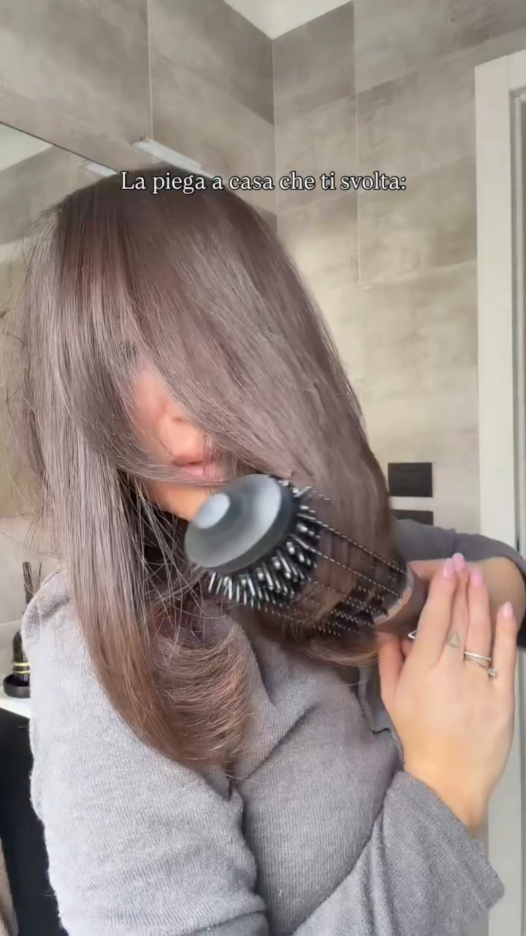 La piega che ti svolta✨ naturale, luminosa e in pochi minuti (quando prendi la mano😂) salva il reel per ricopiarla! 🤭