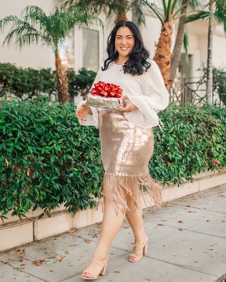 It’s officially sequin season! It’s the time of year to wear ALL of the sparkly things! 

#ltkcurves #styletips #holidayoutfitideas #midsizefashion #midsizestyle #falloutfitideas #curvygirlfashion #size14style #latinablogger #latinabloggers